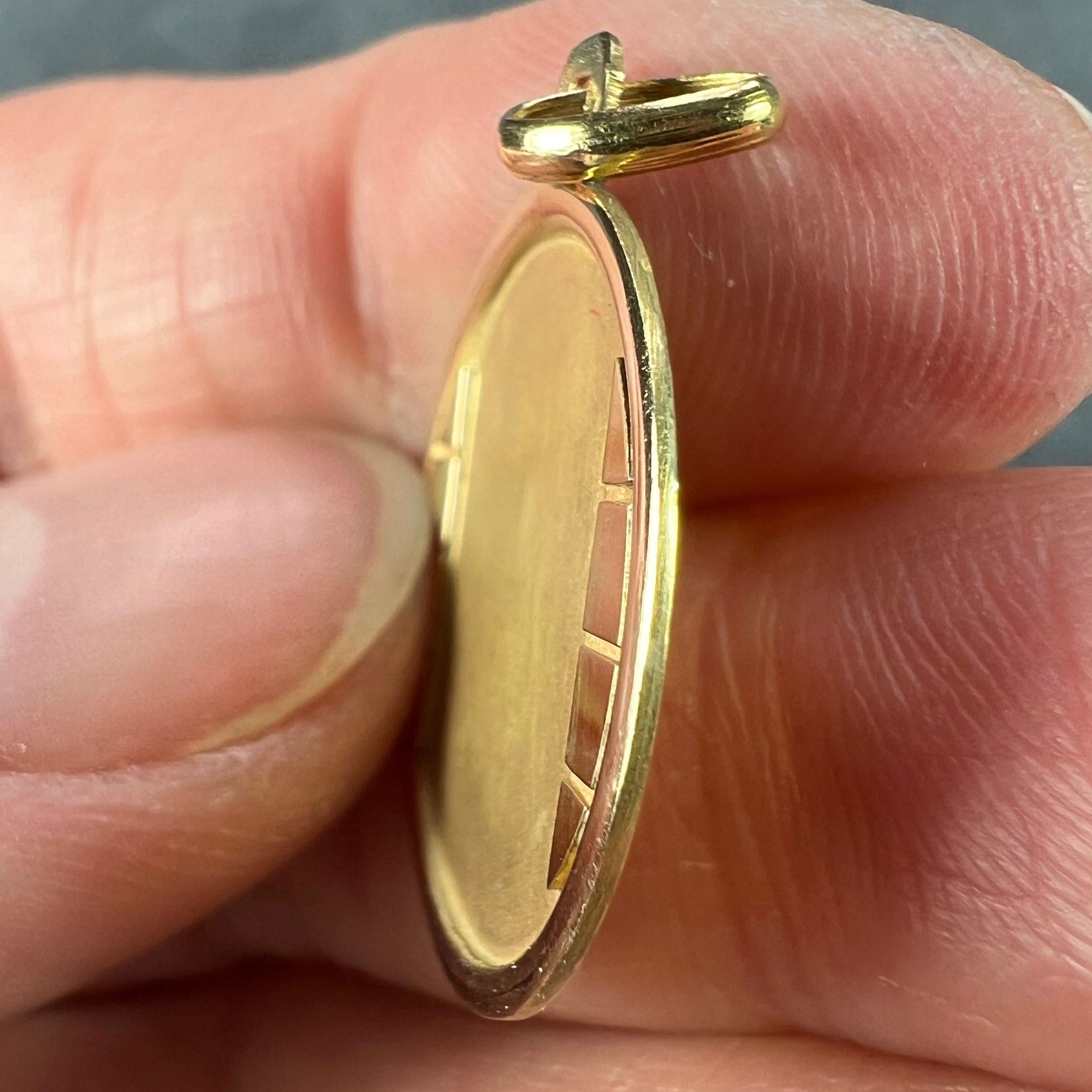 Briques rondes françaises Pendentif médaille en or jaune 18K en vente 3