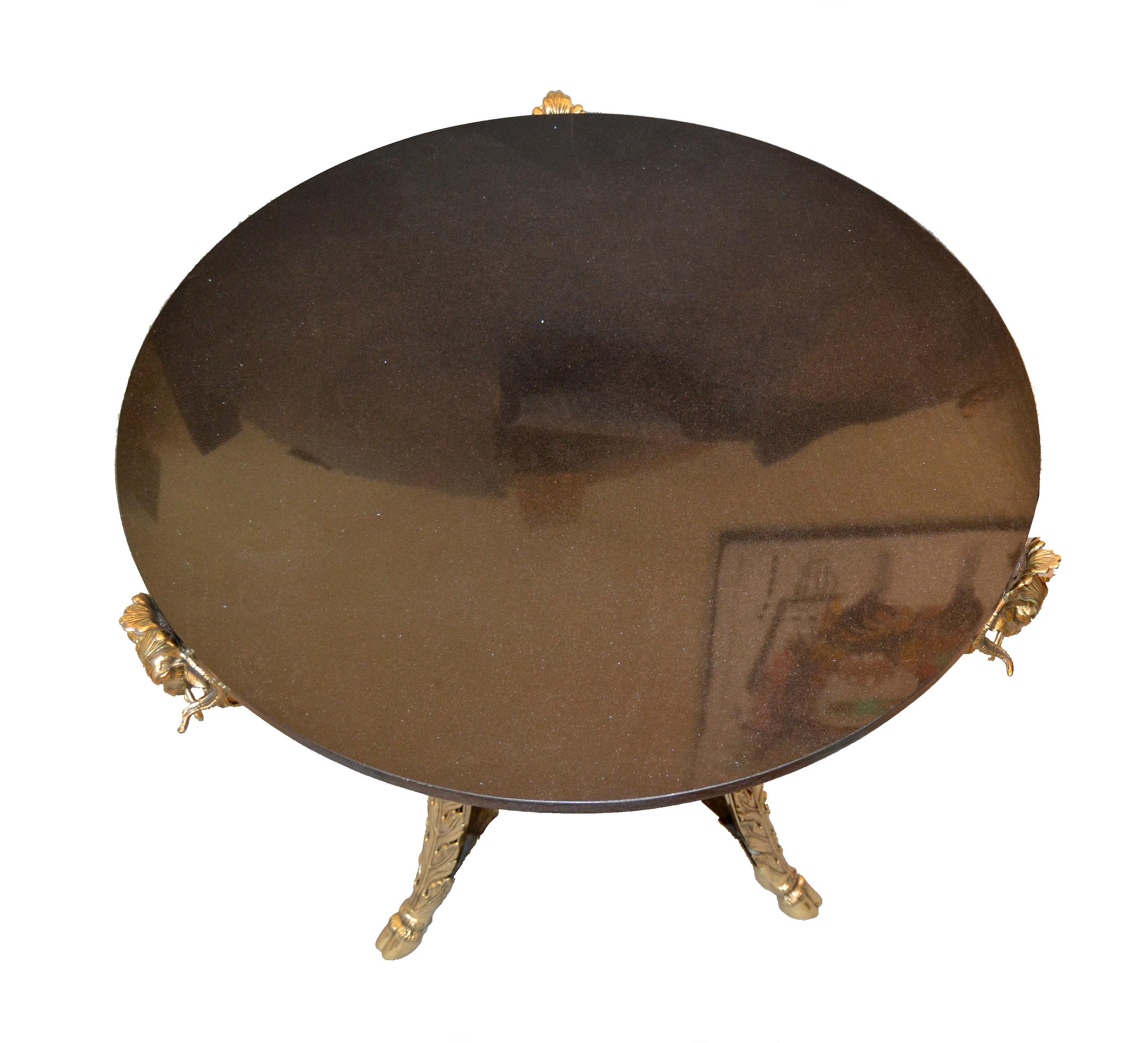 XIXe siècle Table ronde en bronze de style Gueridon, têtes et pieds de béliers, plateau en granit en vente