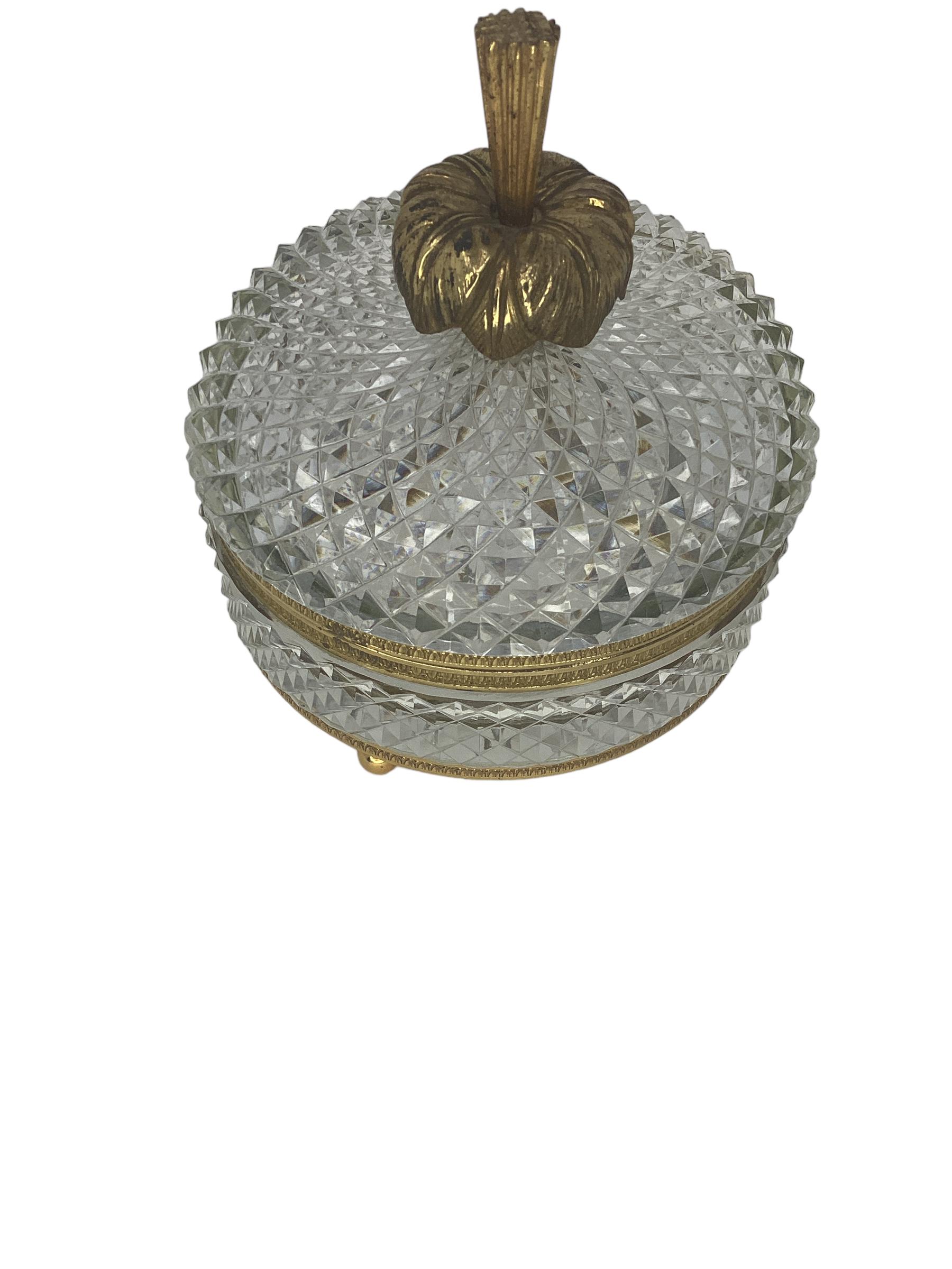 Boîte ronde française montée sur bronze en cristal taillé Bon état - En vente à Chapel Hill, NC