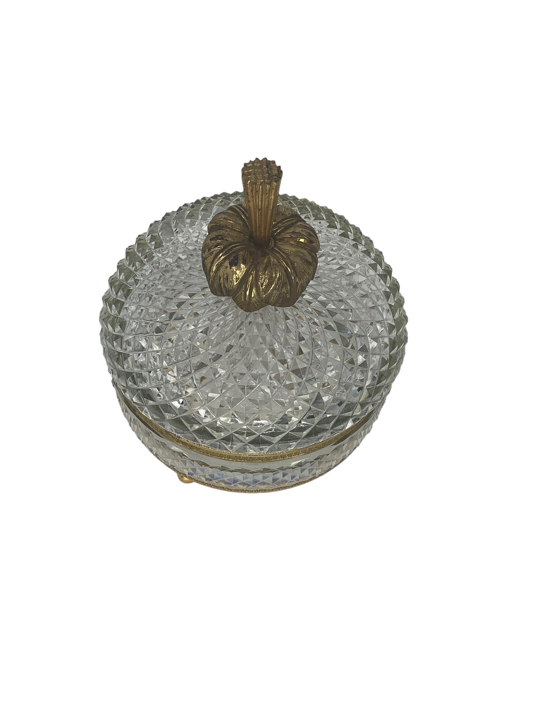Caja Redonda Francesa de Cristal Tallado Montada en Bronce siglo XX en venta