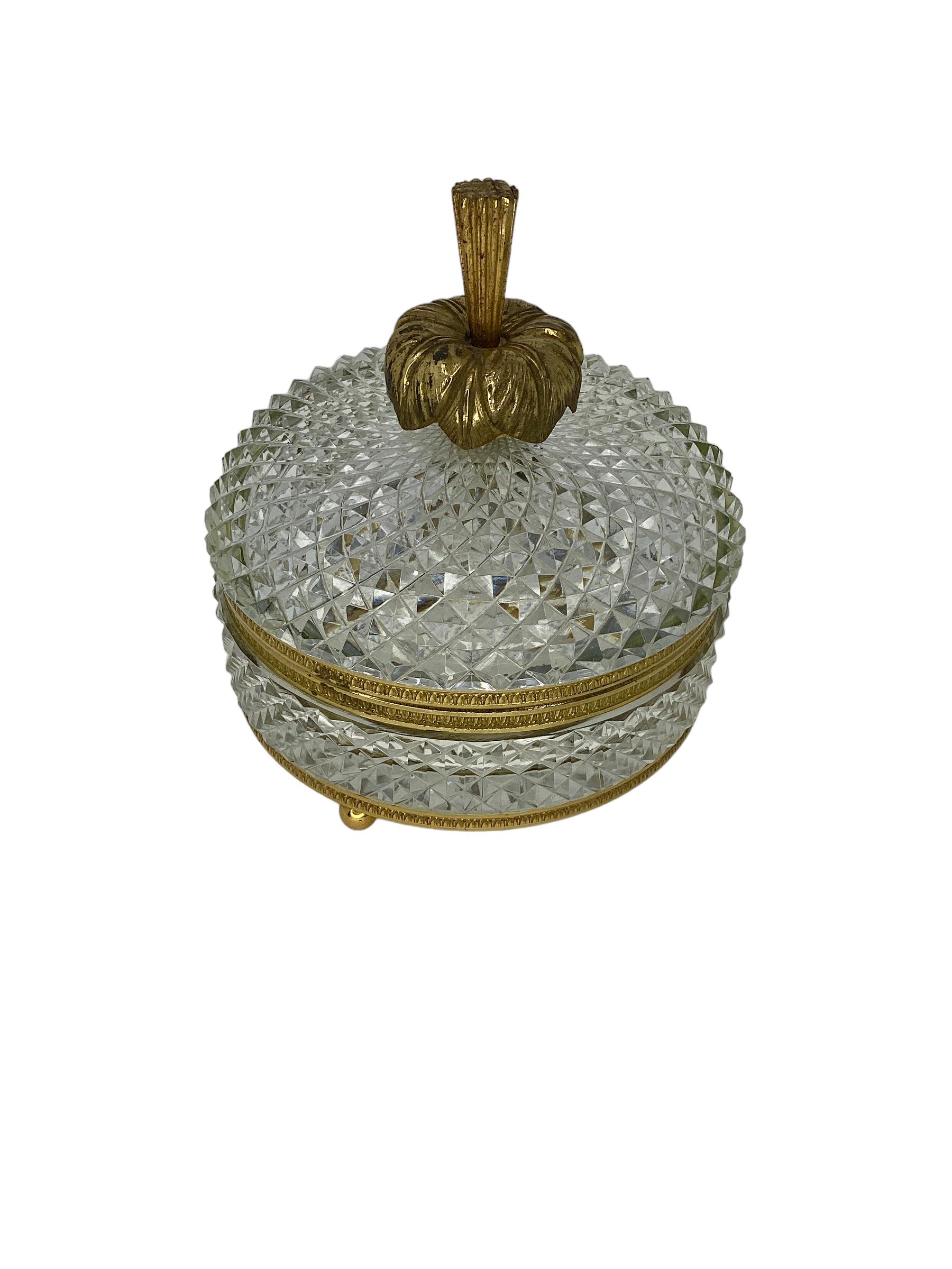 Bronze Boîte ronde française montée sur bronze en cristal taillé en vente