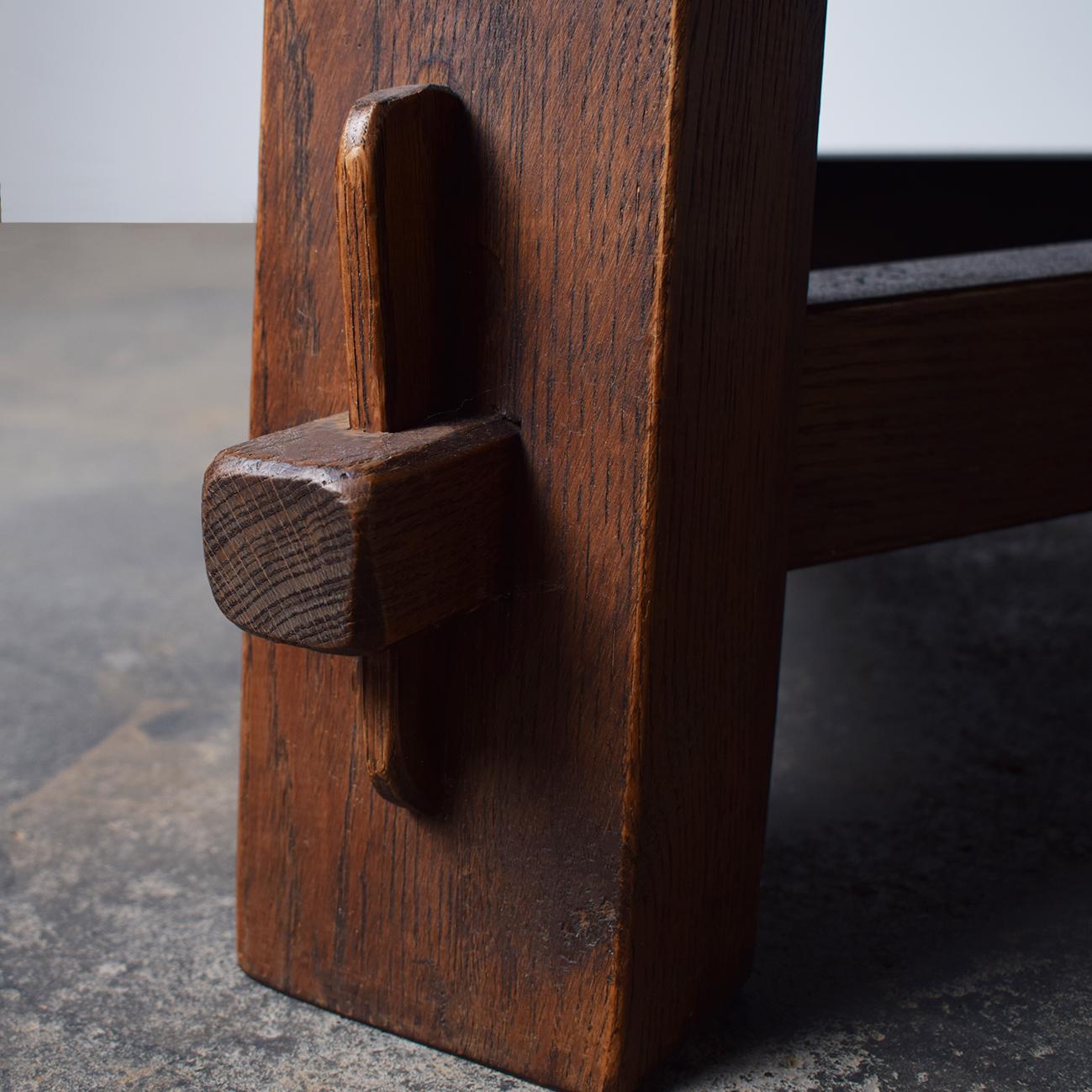 French Round Brutalist Solid Oak Tripod Coffee Table 1960s In Good Condition For Sale In ECHT, NL