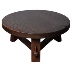 Table basse ronde trépied en chêne massif brutaliste français années 1960