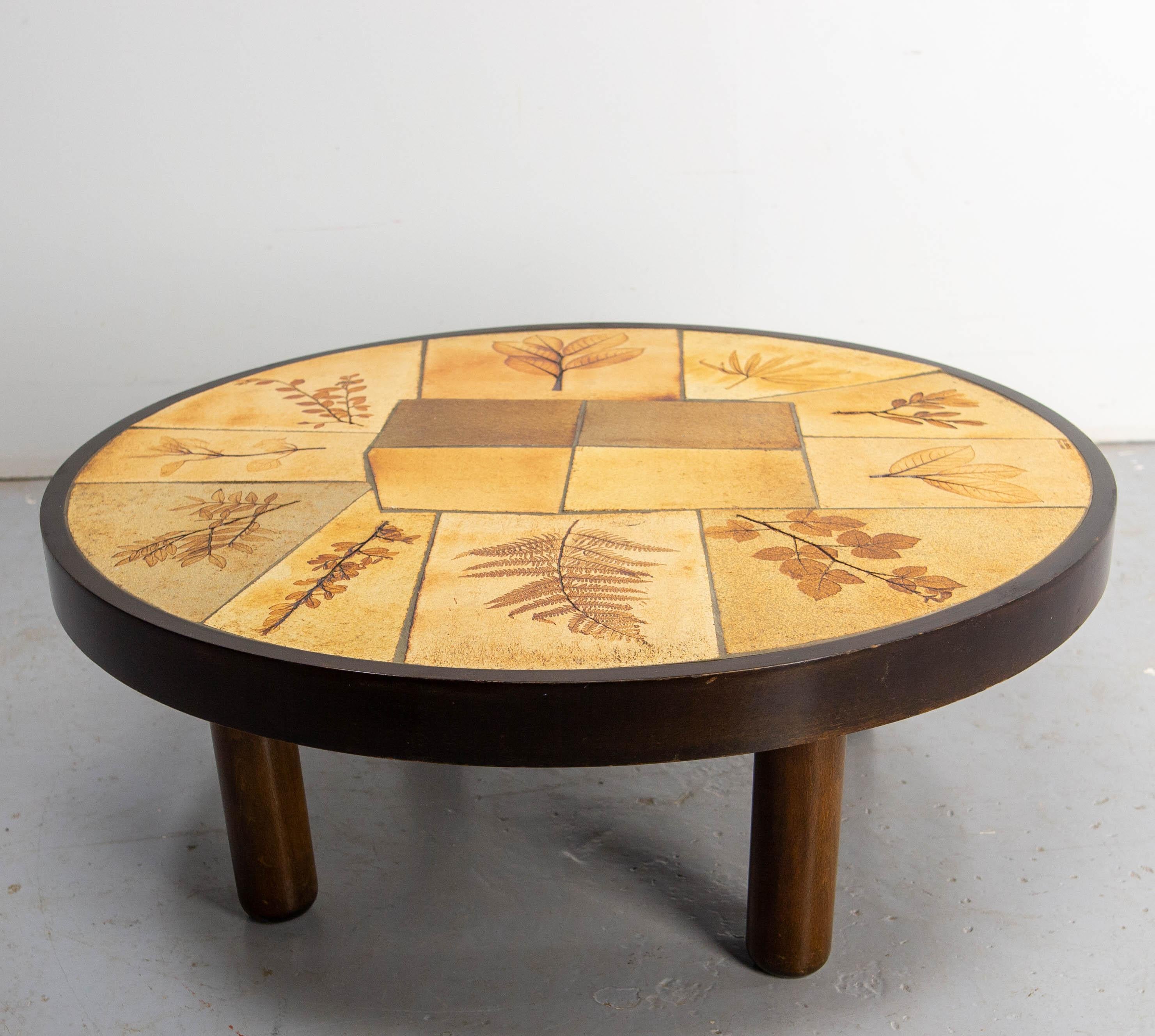 Table basse ronde à plateau en faïence signée Leduc et fabriquée à Vallauris.
Cette table fait partie de la série 