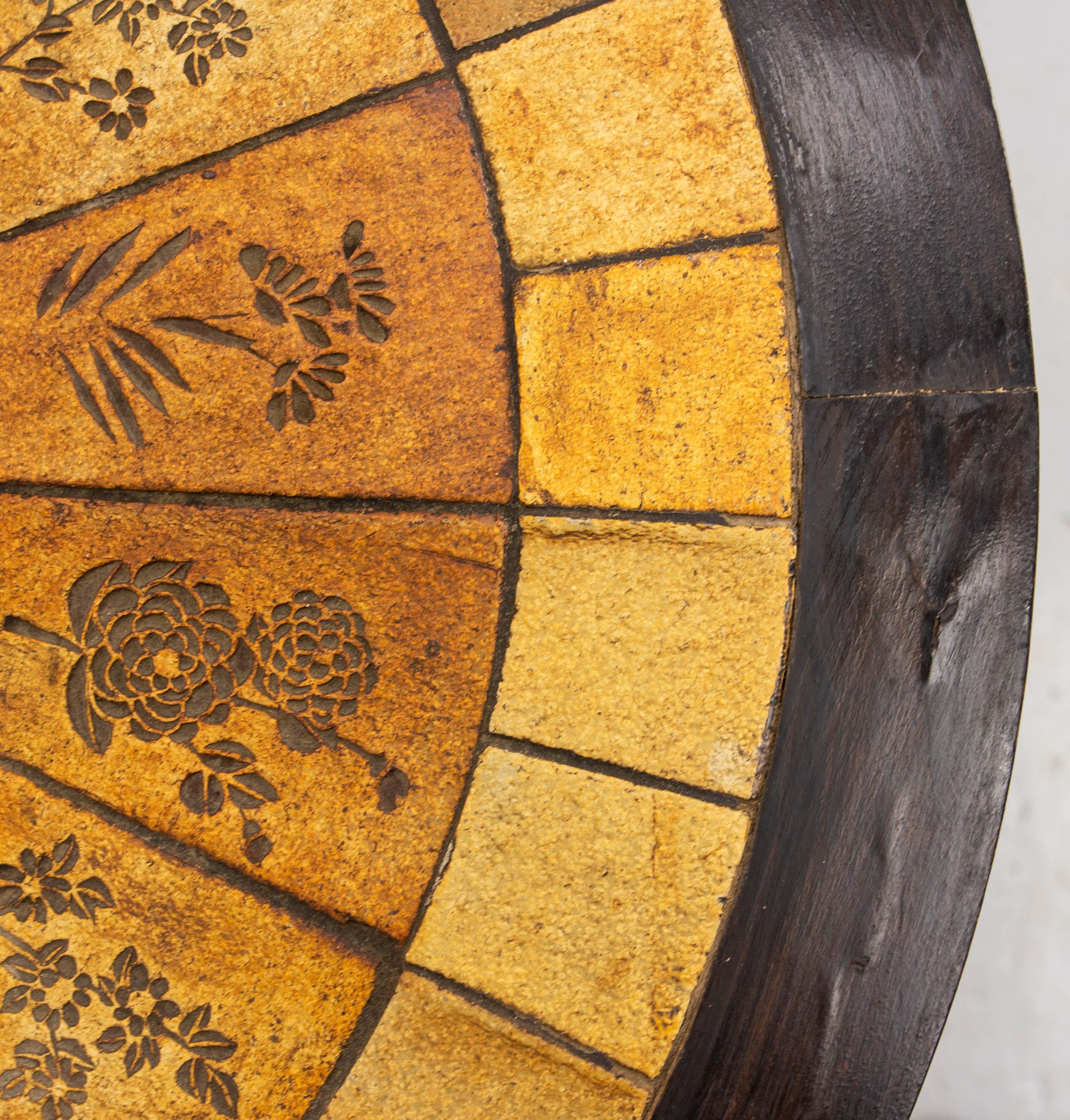 Table basse ronde française avec céramique de style Capron en vente 4