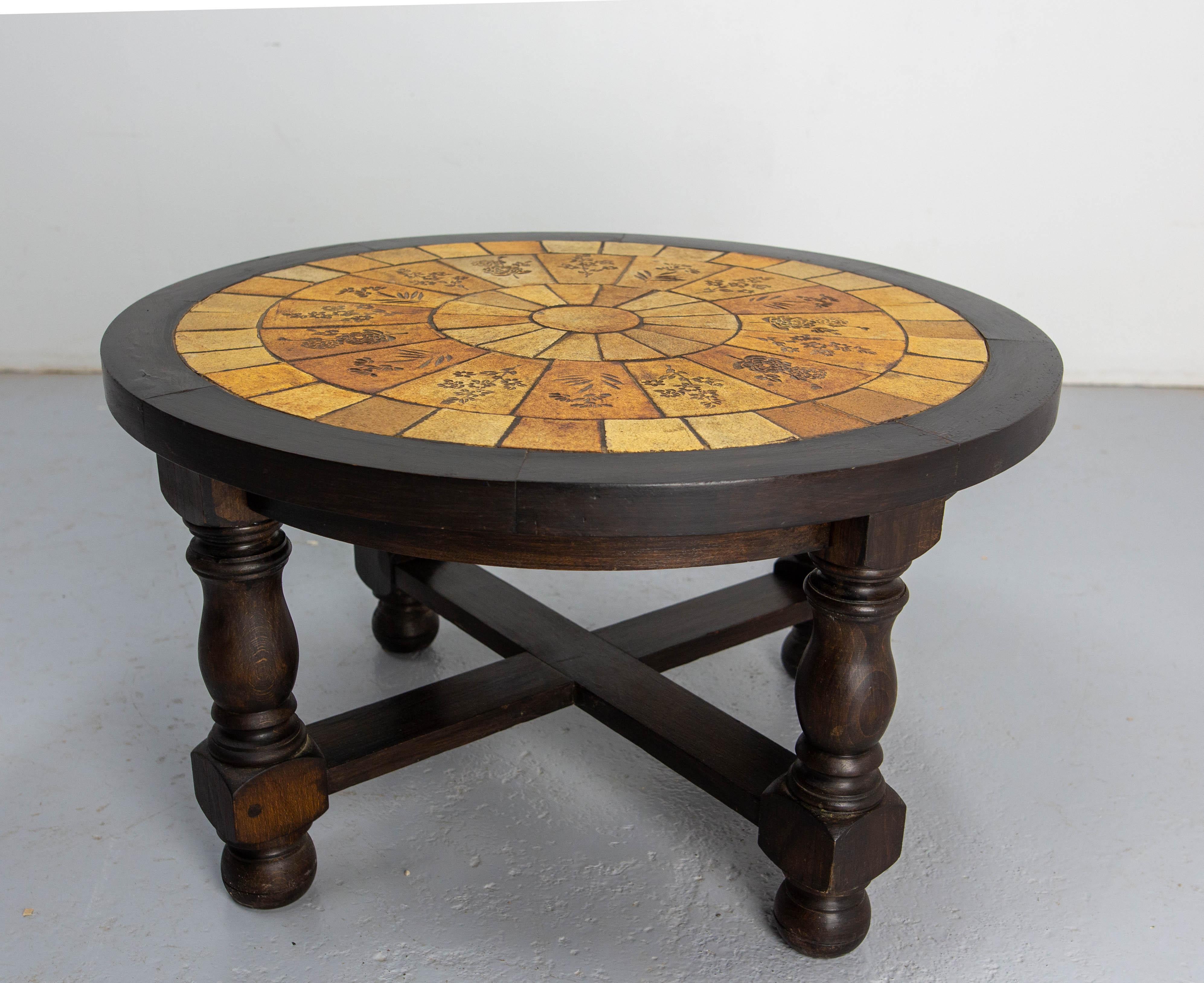 Table basse ronde à plateau en faïence signée Leduc et fabriquée à Vallauris.
Cette table est réalisée dans le style de la série 