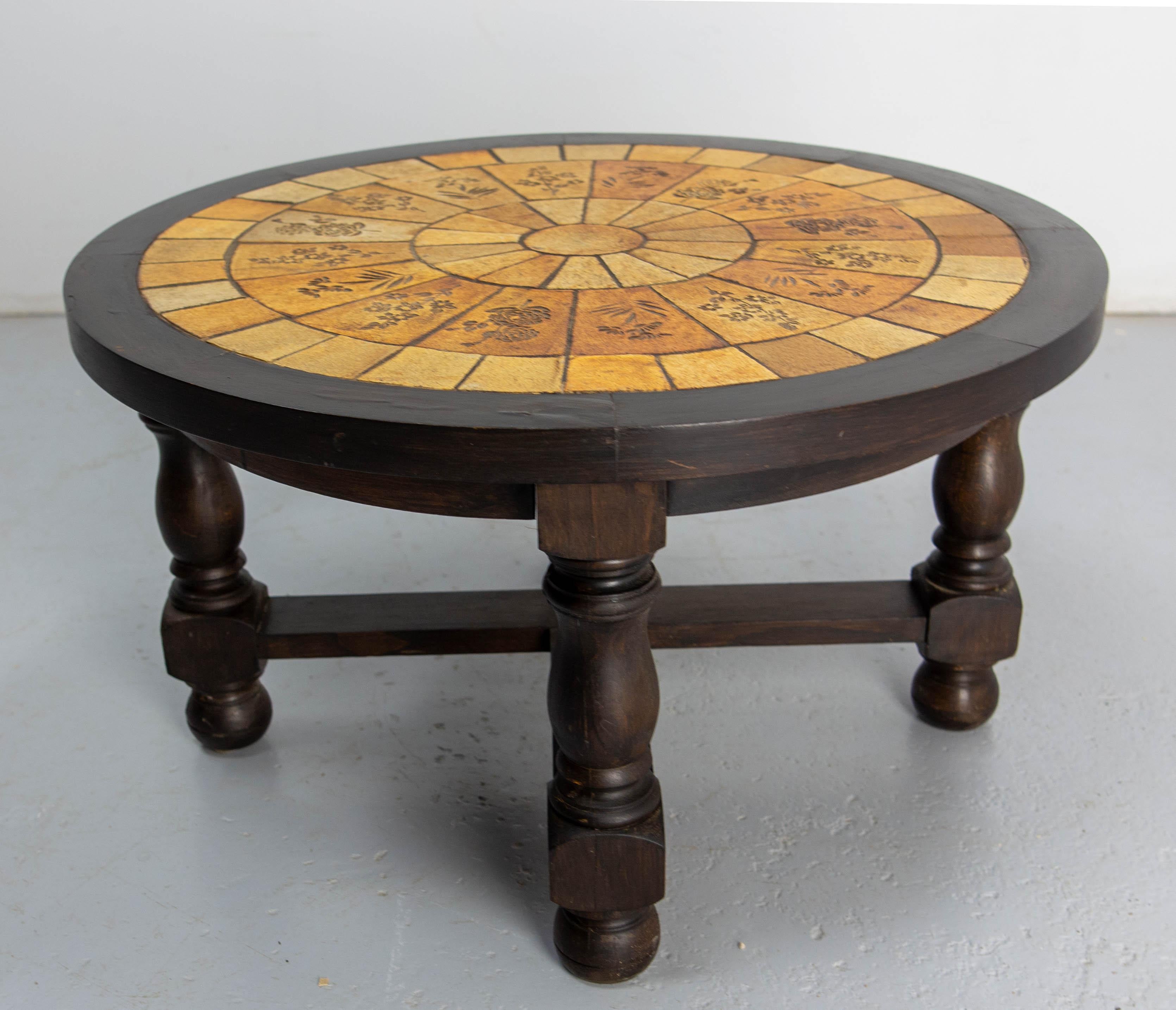 Mid-Century Modern Table basse ronde française avec céramique de style Capron en vente