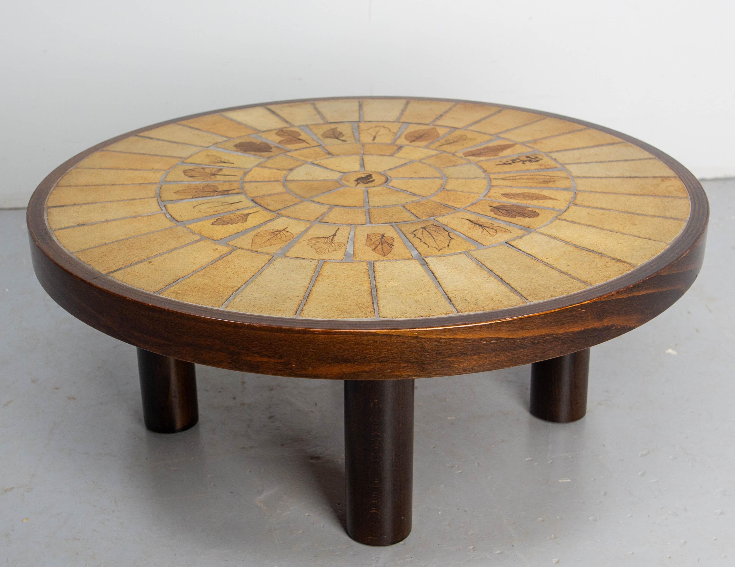 Mid-Century moderno Tavolino da caffè rotondo francese con ceramica in stile Capron in vendita