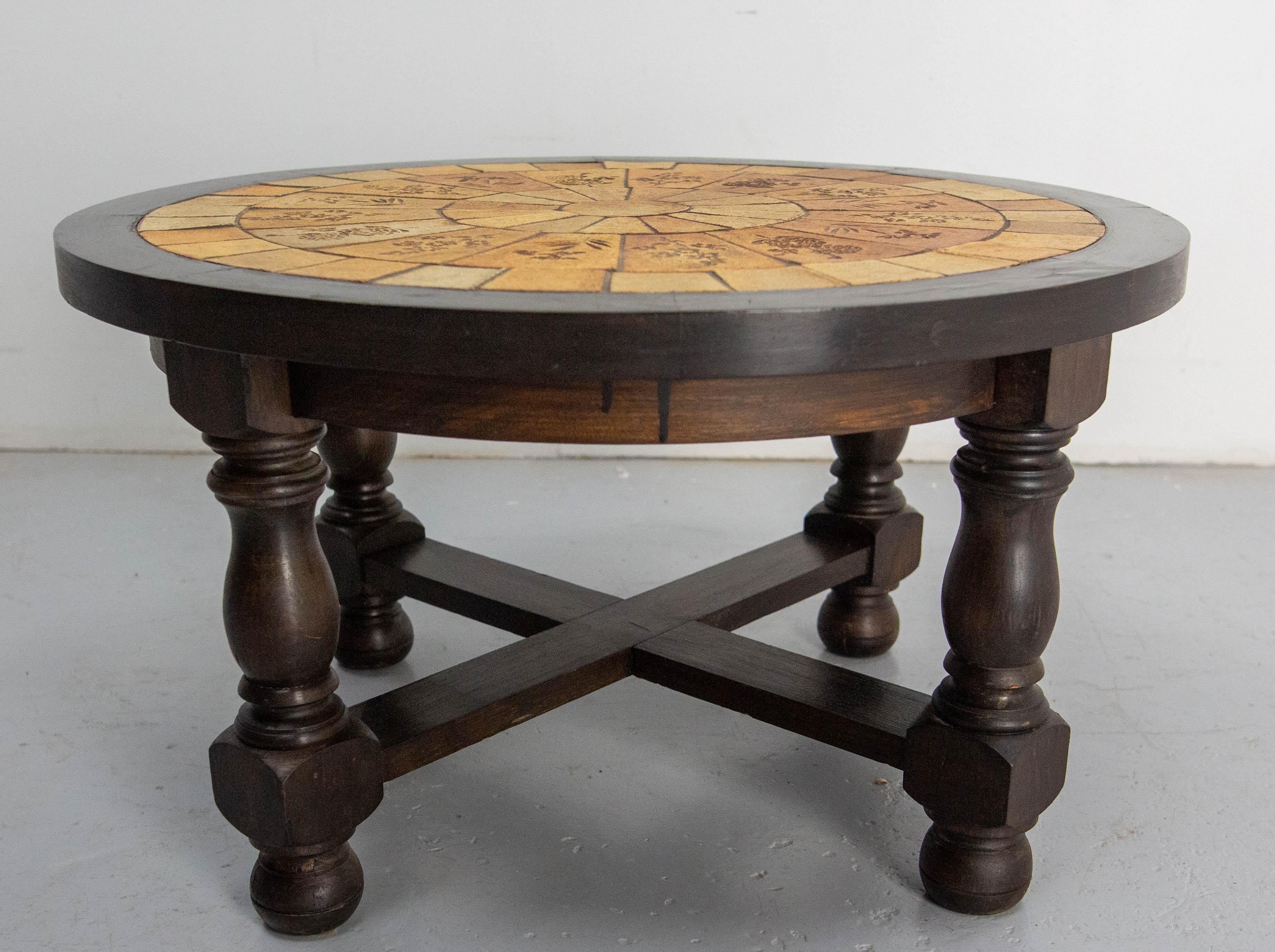Français Table basse ronde française avec céramique de style Capron en vente