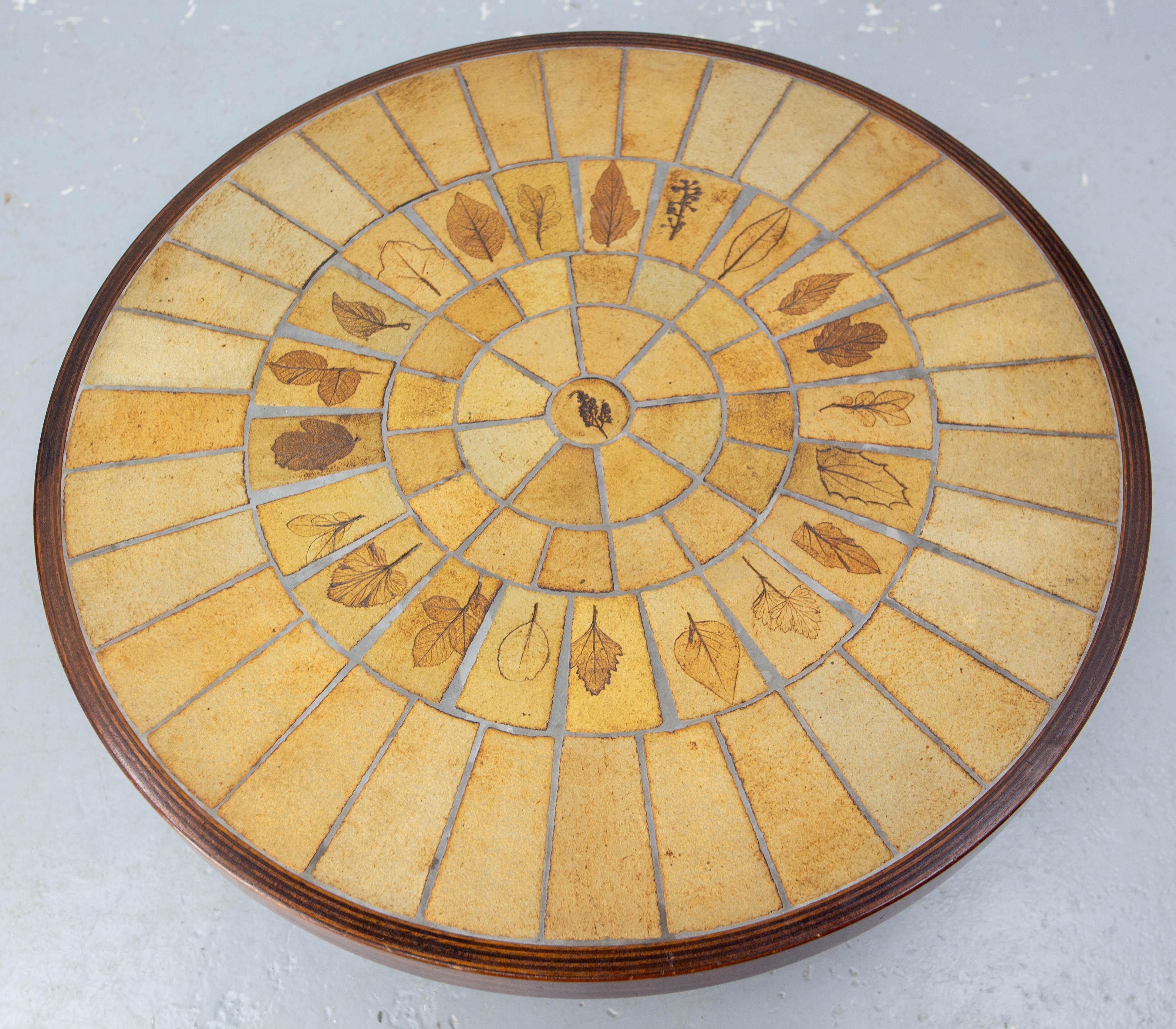 Metà XX secolo Tavolino da caffè rotondo francese con ceramica in stile Capron in vendita