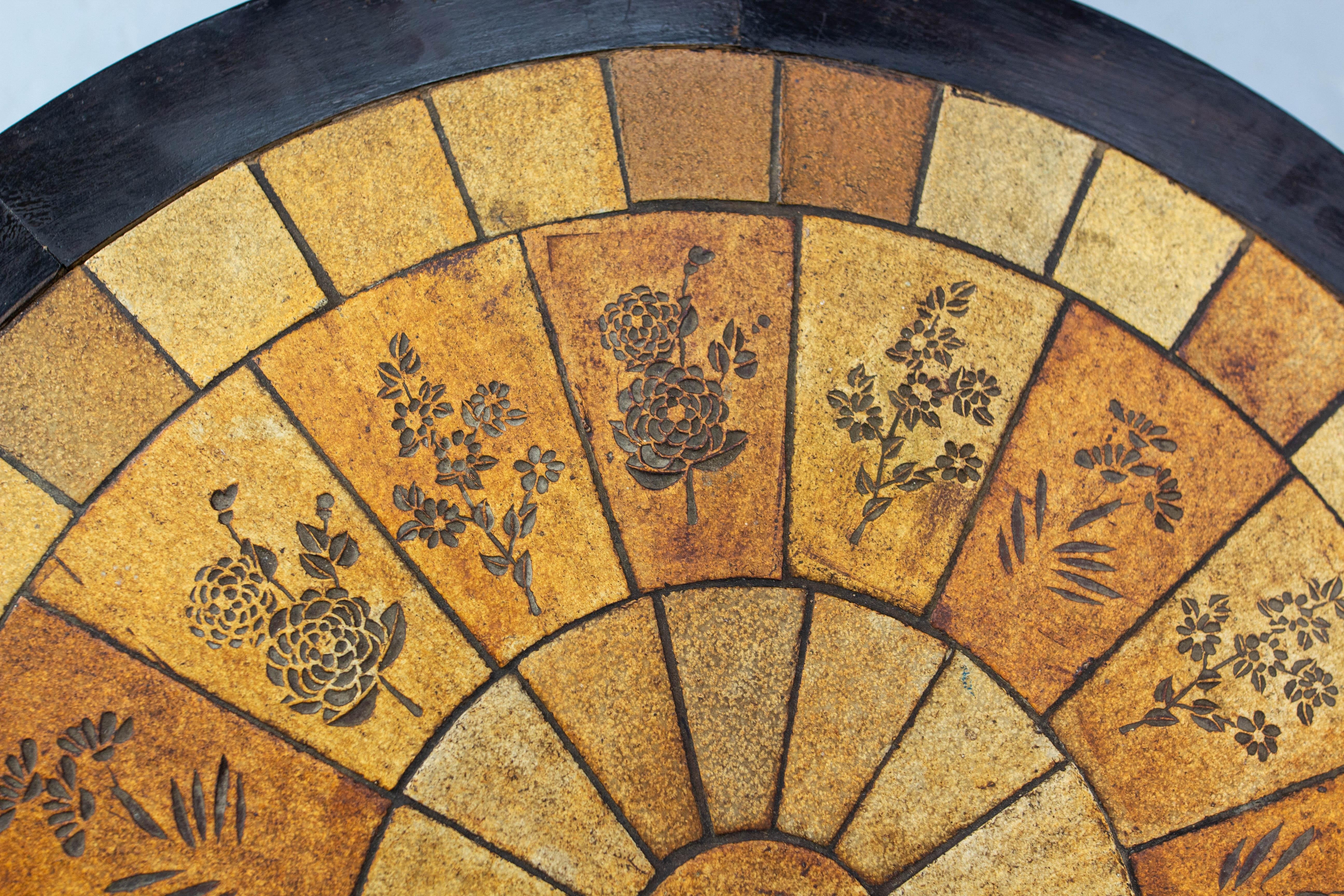 Table basse ronde française avec céramique de style Capron en vente 1