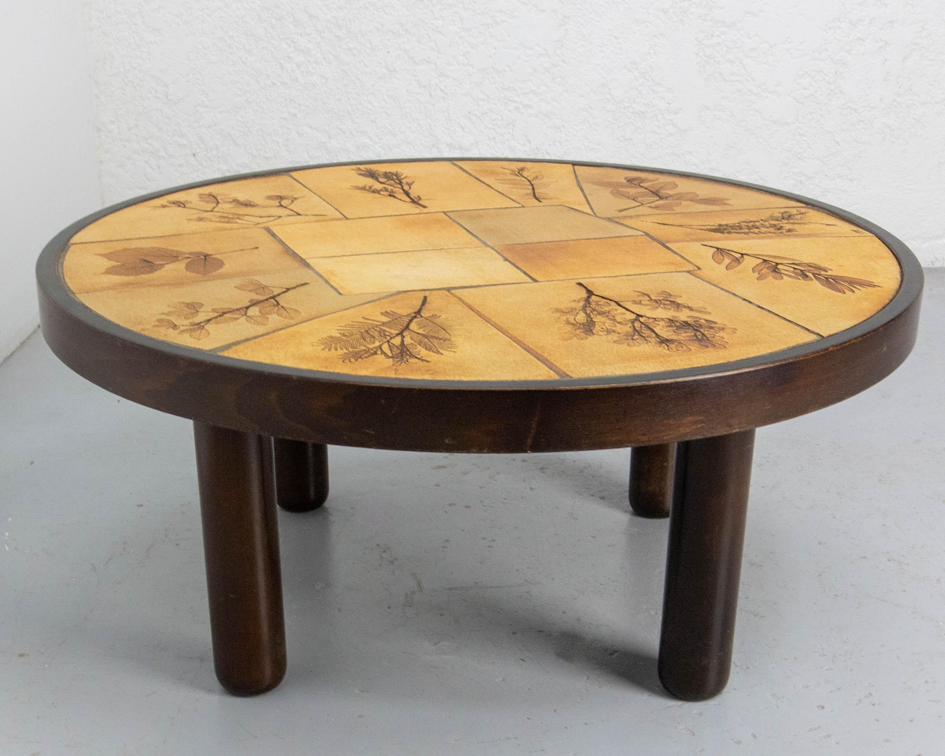 Francese Tavolino da caffè rotondo francese con ceramiche di Vallauris firmato Leduc, stile Capron in vendita