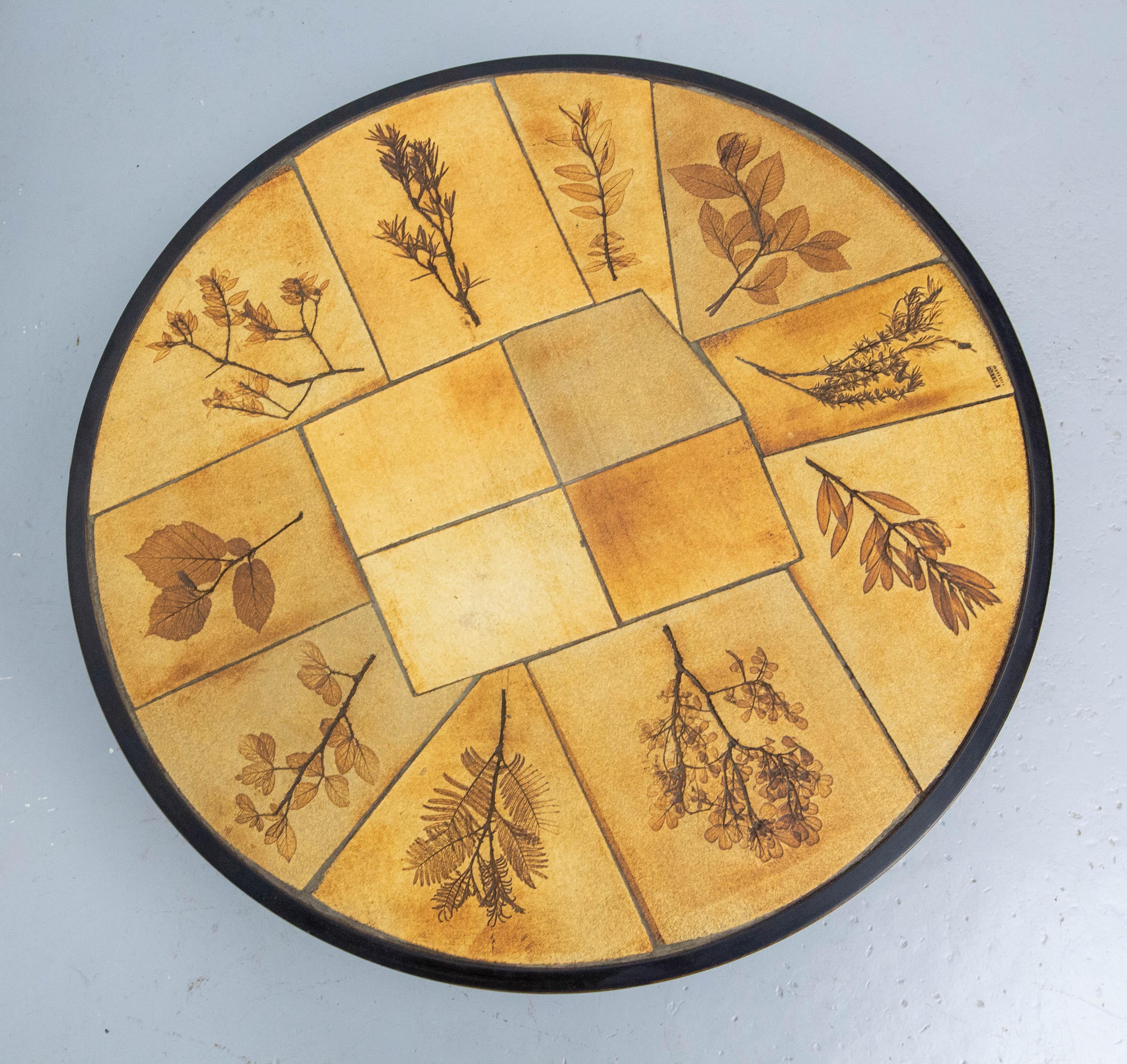 Tavolino da caffè rotondo francese con ceramiche di Vallauris firmato Leduc, stile Capron In condizioni buone in vendita a Labrit, Landes