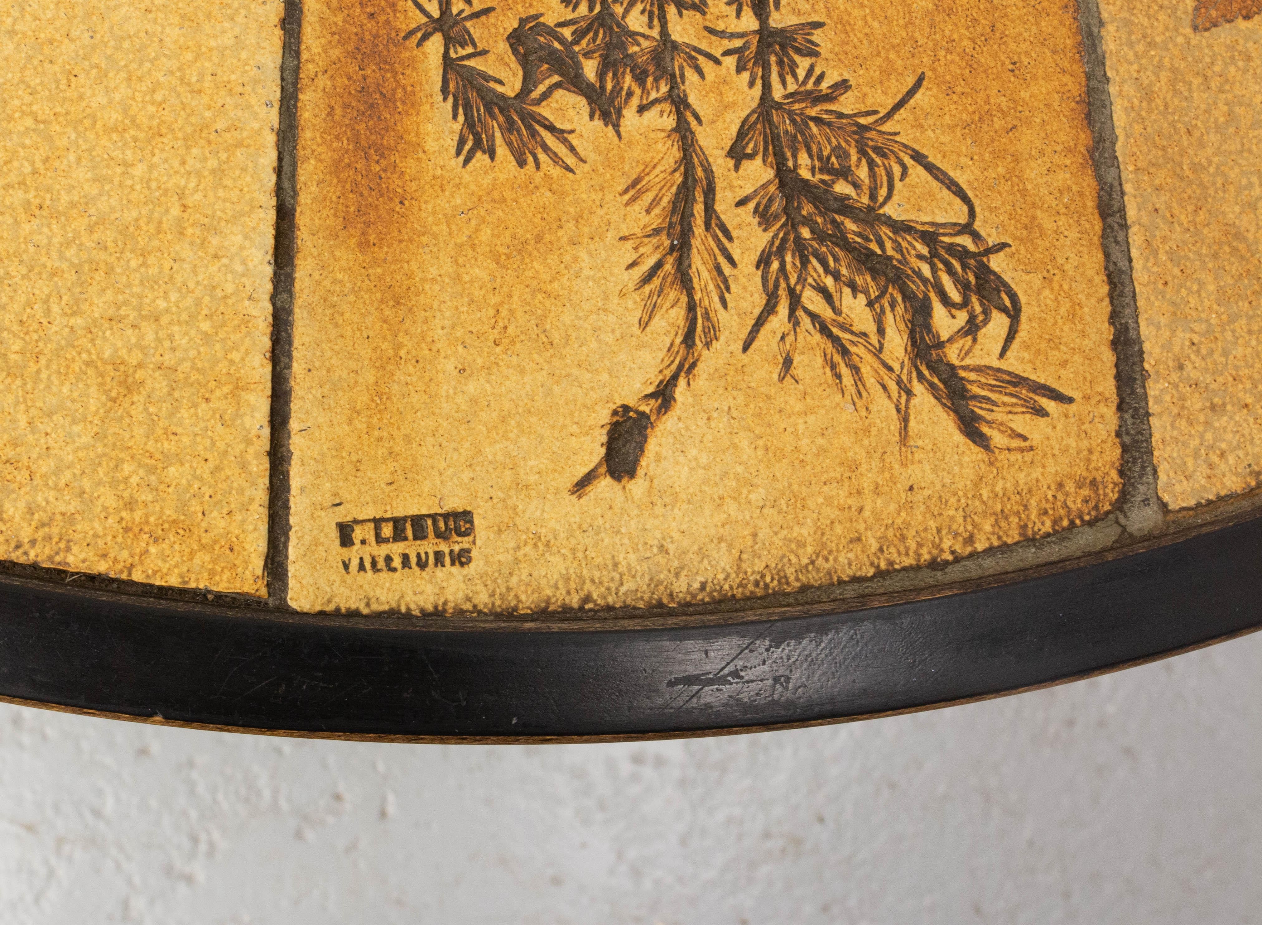 Metà XX secolo Tavolino da caffè rotondo francese con ceramiche di Vallauris firmato Leduc, stile Capron in vendita