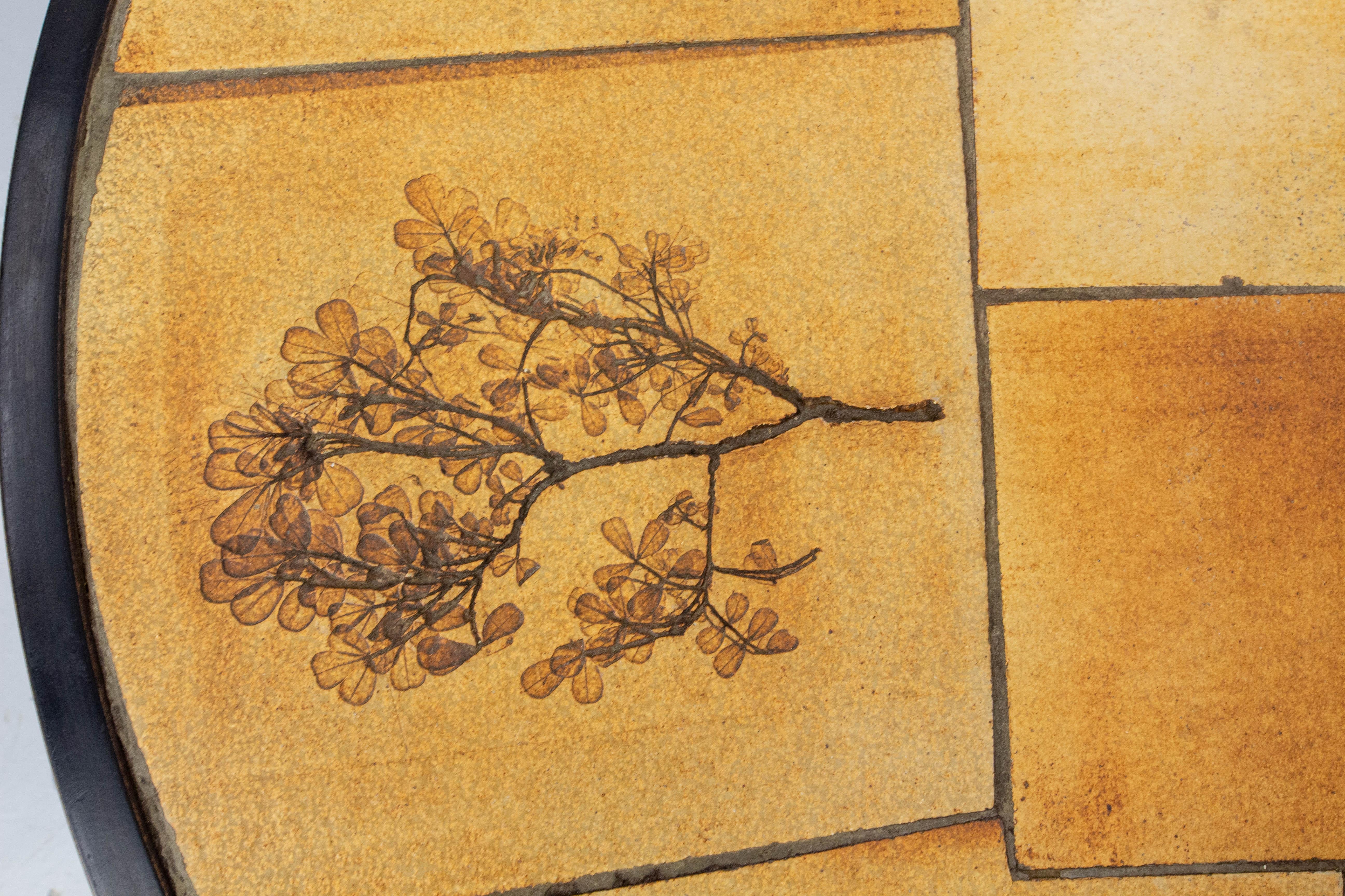 Faenza Tavolino da caffè rotondo francese con ceramiche di Vallauris firmato Leduc, stile Capron in vendita