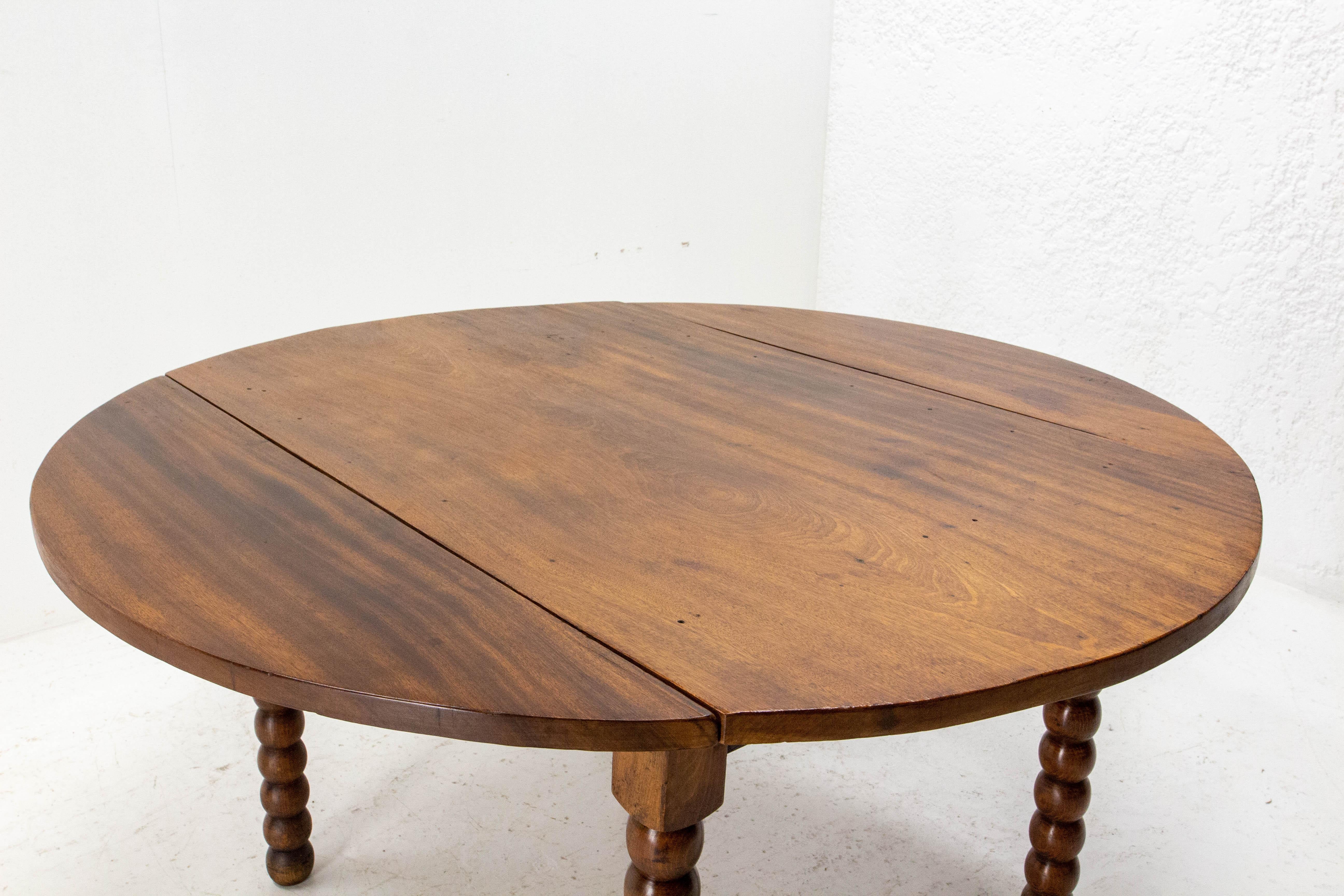 French Round Dining Table Drop Leaves, Turned Legs, circa 1940 In Good Condition In Labrit, Landes