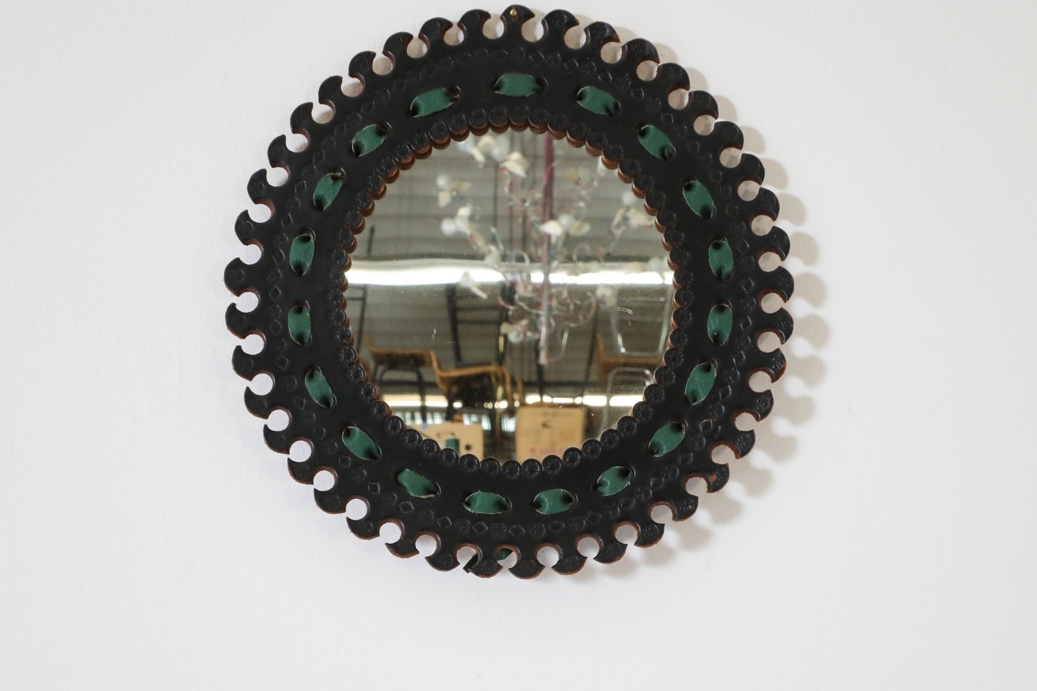Französischer runder Spiegel aus geprägtem Leder, handgefertigt im spanischen Revival-Stil, 1960er Jahre im Angebot 5