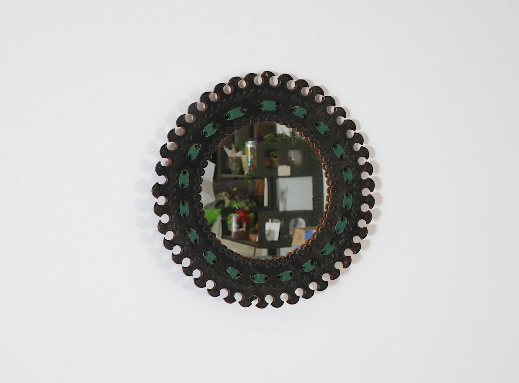 Französischer runder Spiegel aus geprägtem Leder, handgefertigt im spanischen Revival-Stil, 1960er Jahre im Angebot 7