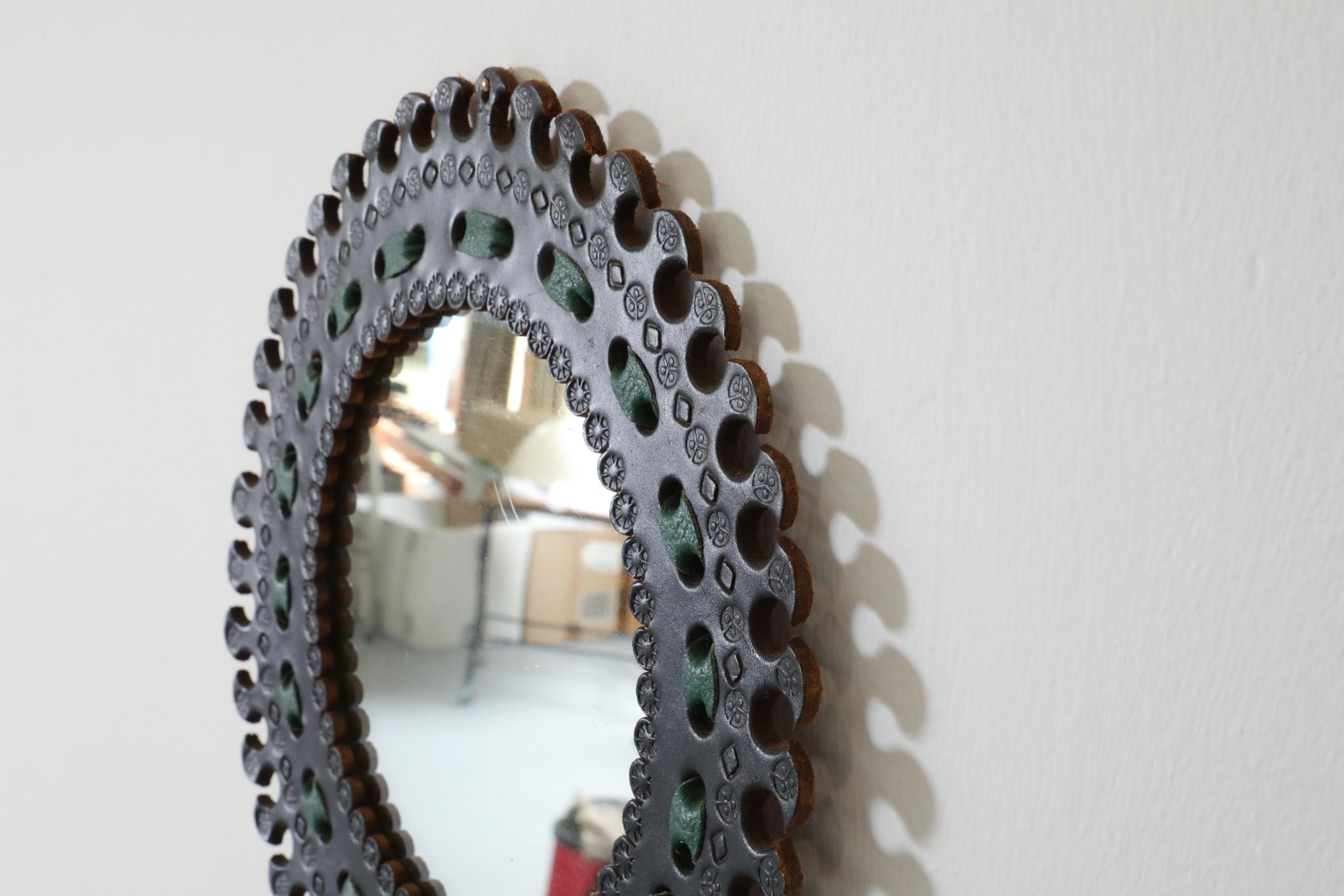 Französischer runder Spiegel aus geprägtem Leder, handgefertigt im spanischen Revival-Stil, 1960er Jahre (Moderne der Mitte des Jahrhunderts) im Angebot