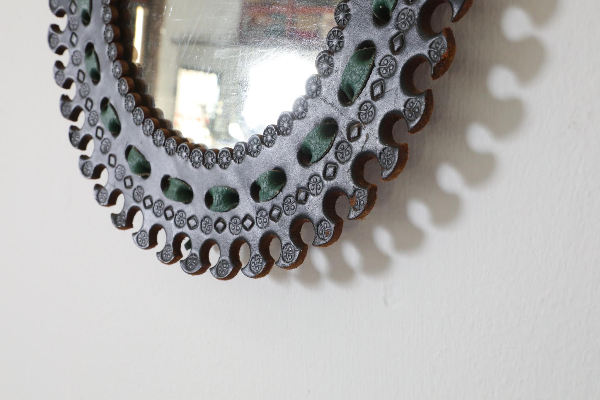Französischer runder Spiegel aus geprägtem Leder, handgefertigt im spanischen Revival-Stil, 1960er Jahre im Zustand „Gut“ im Angebot in Los Angeles, CA