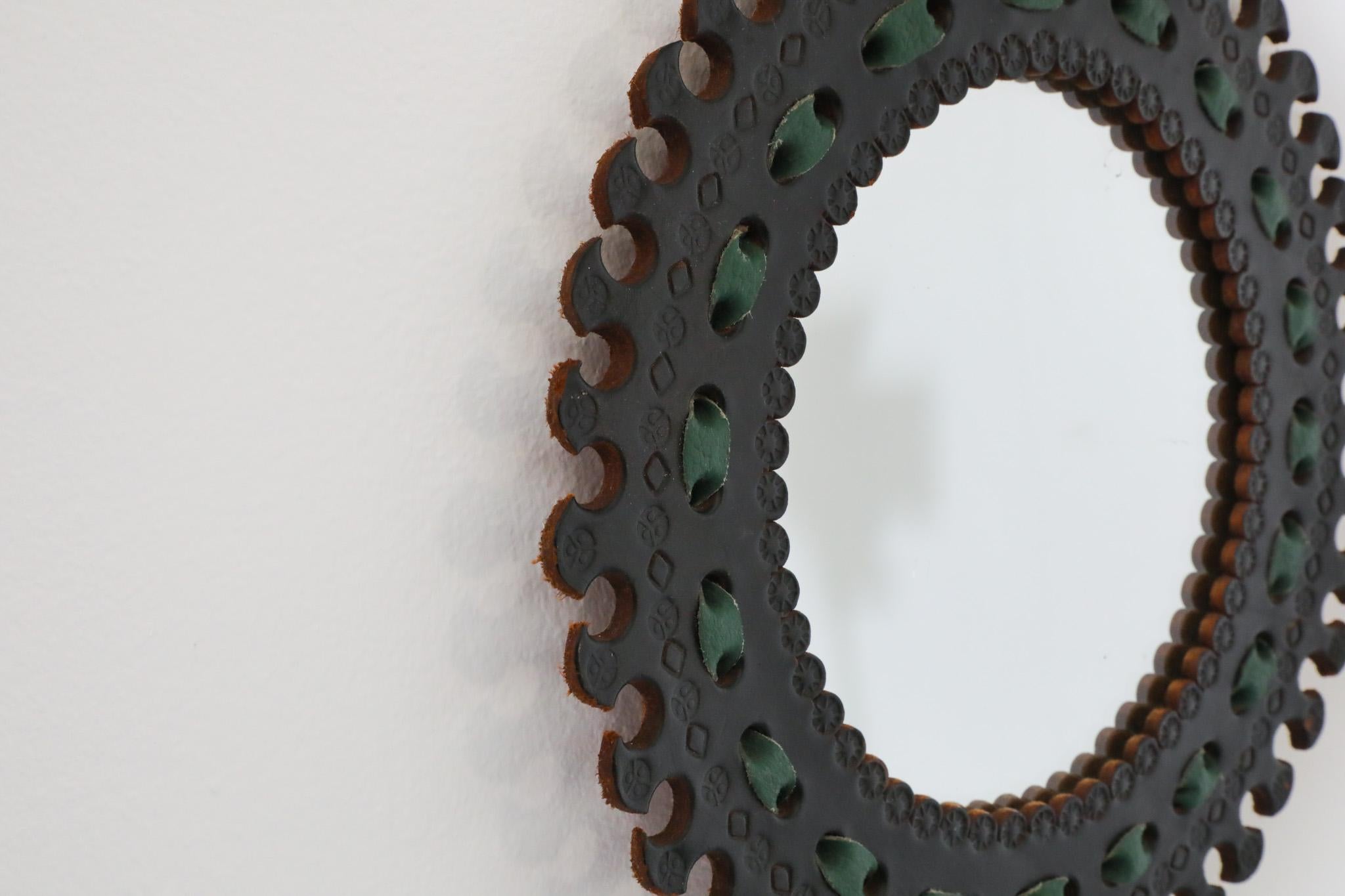 Französischer runder Spiegel aus geprägtem Leder, handgefertigt im spanischen Revival-Stil, 1960er Jahre (Mitte des 20. Jahrhunderts) im Angebot