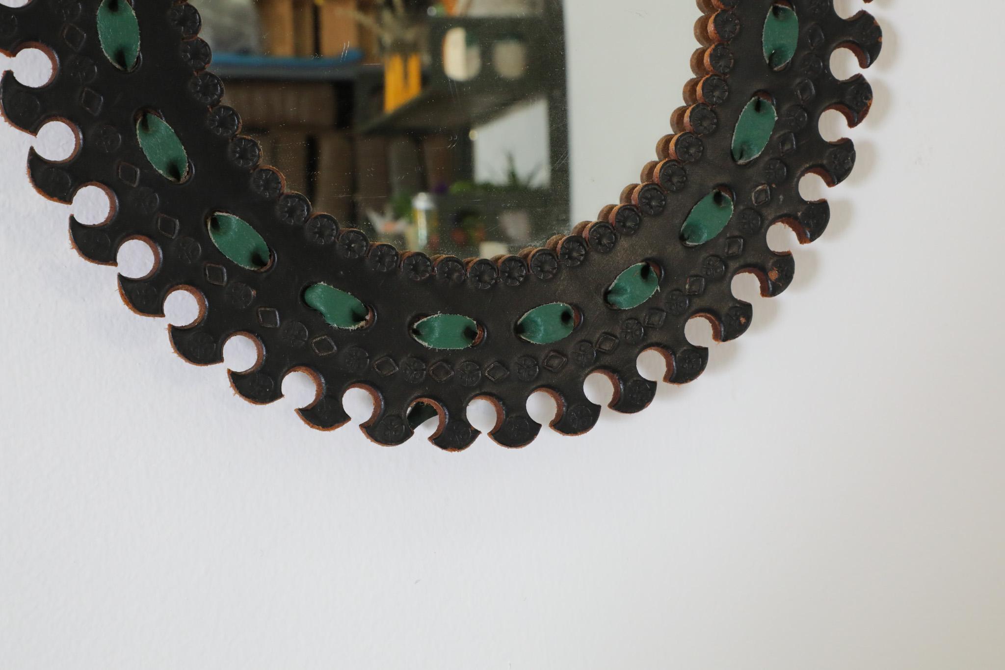 Französischer runder Spiegel aus geprägtem Leder, handgefertigt im spanischen Revival-Stil, 1960er Jahre im Angebot 2