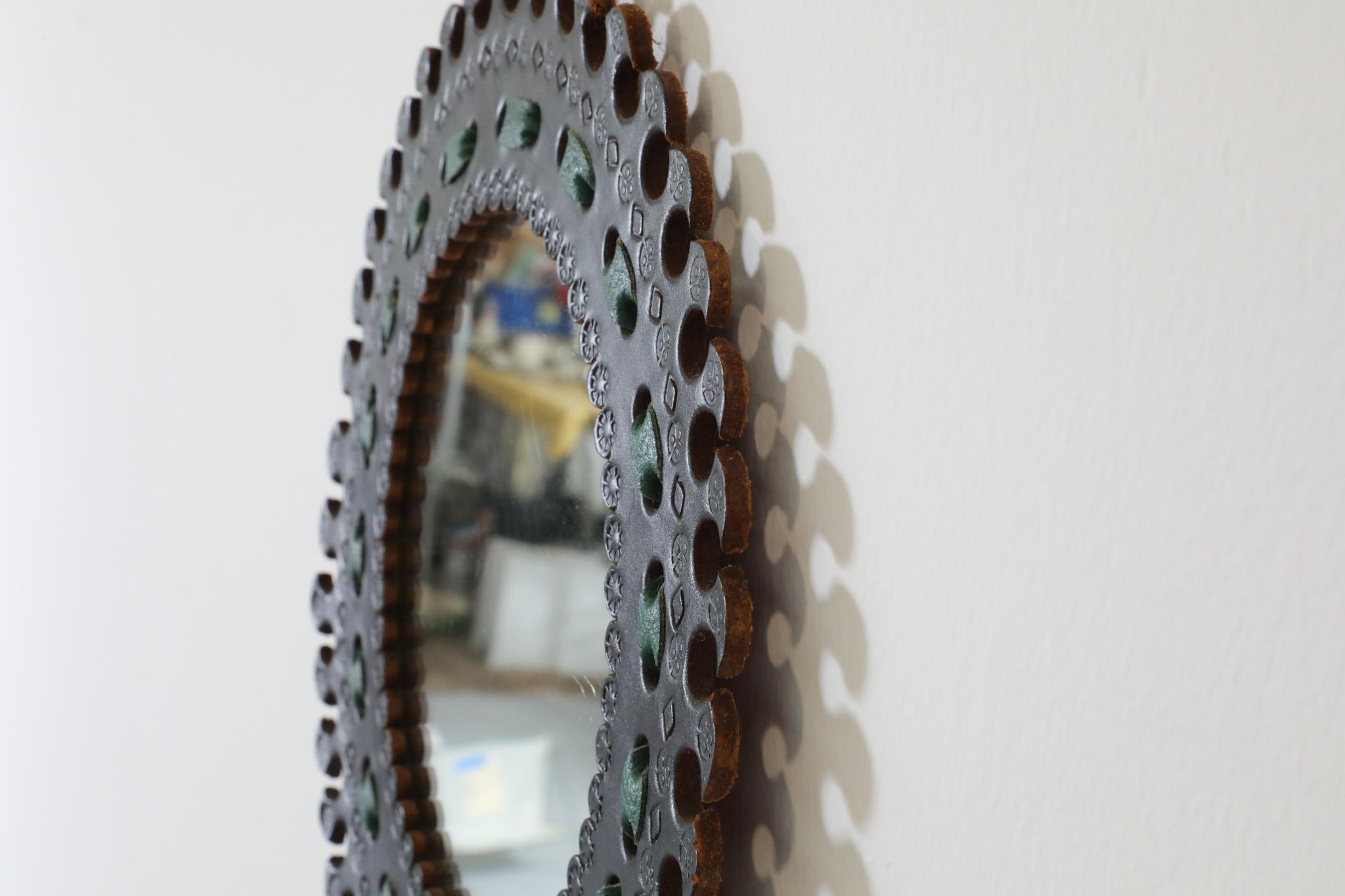Französischer runder Spiegel aus geprägtem Leder, handgefertigt im spanischen Revival-Stil, 1960er Jahre im Angebot 4