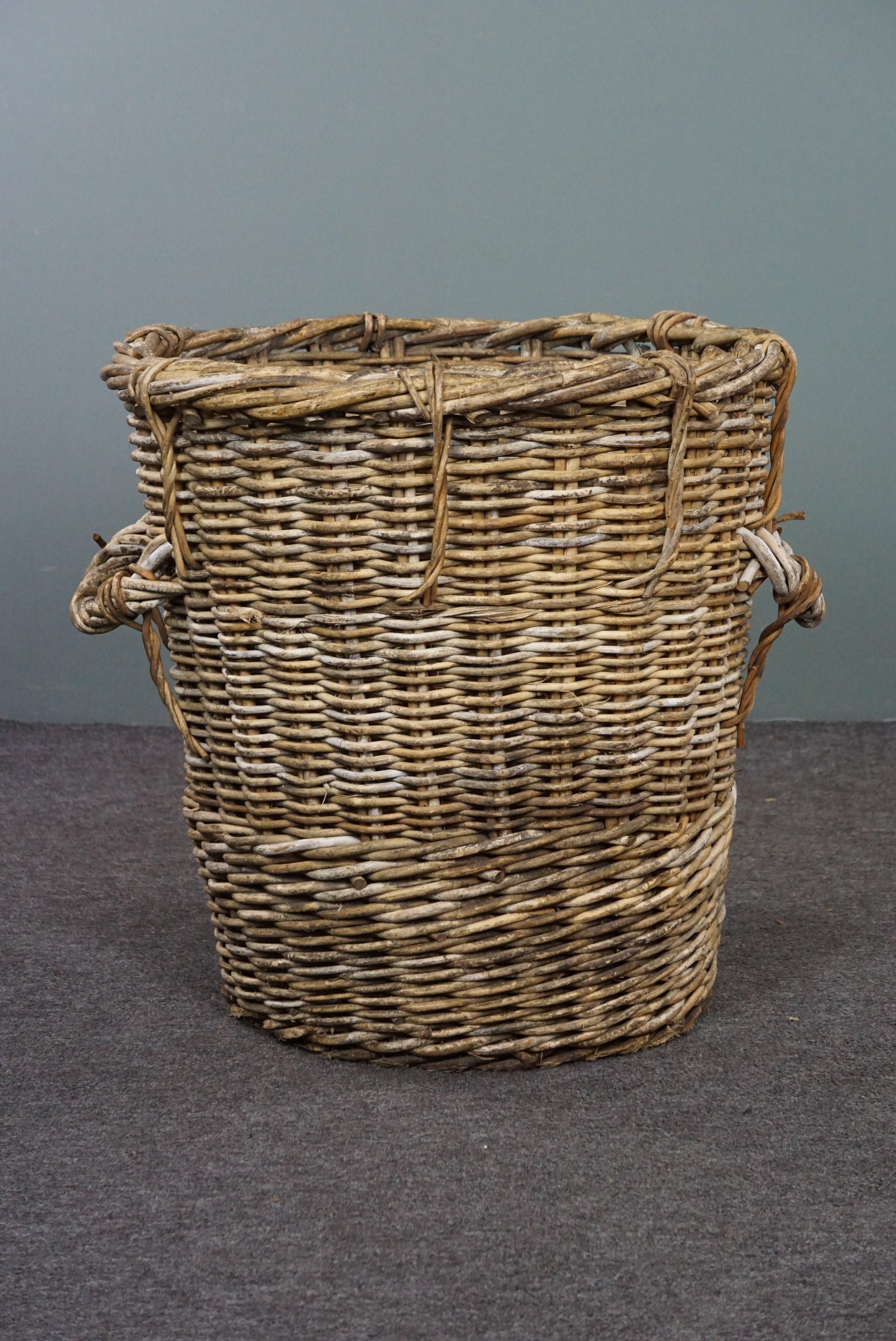 French round hand woven fireplace basket In Good Condition For Sale In Harderwijk, NL