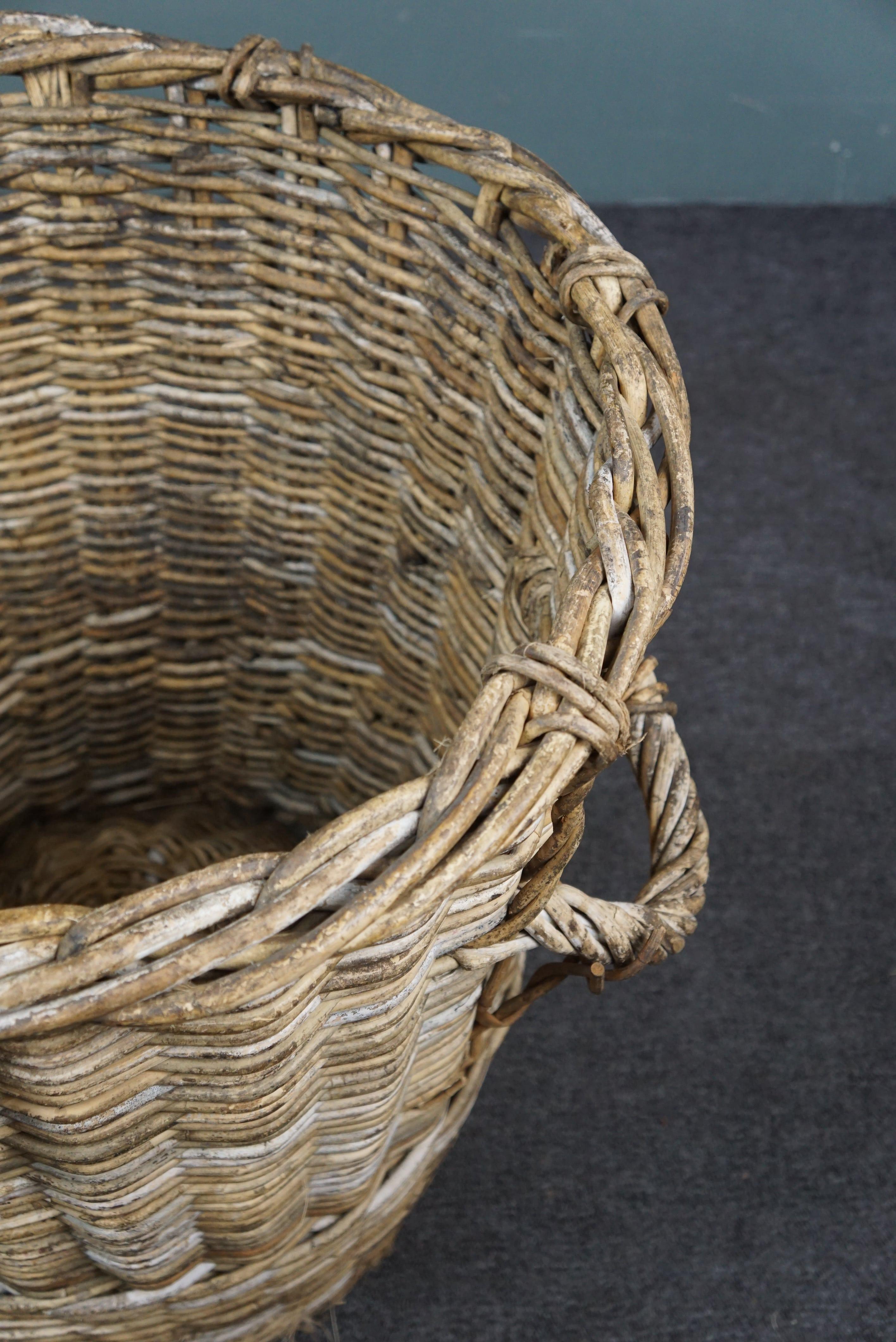 French round hand woven fireplace basket For Sale 1