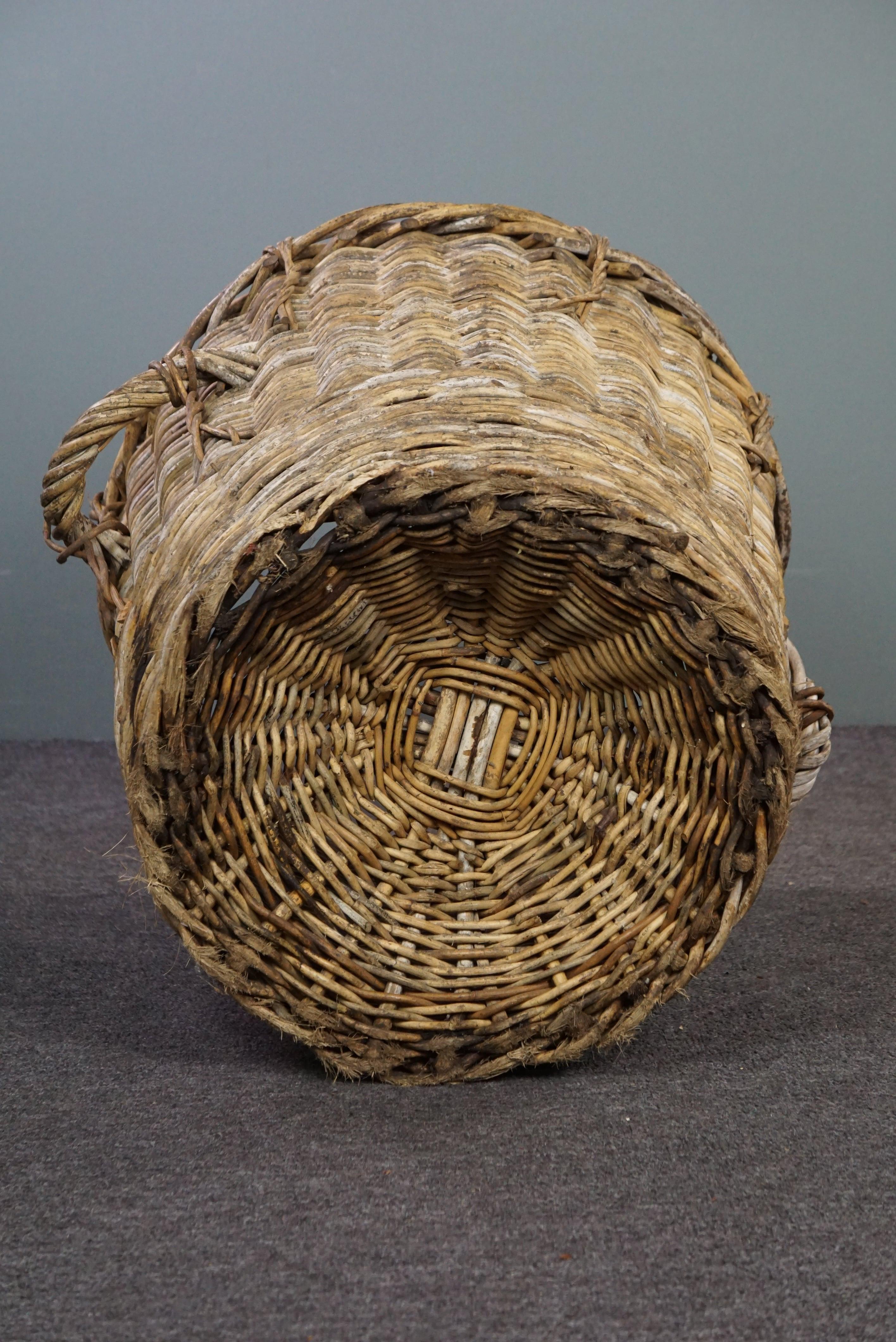 French round hand woven fireplace basket For Sale 2
