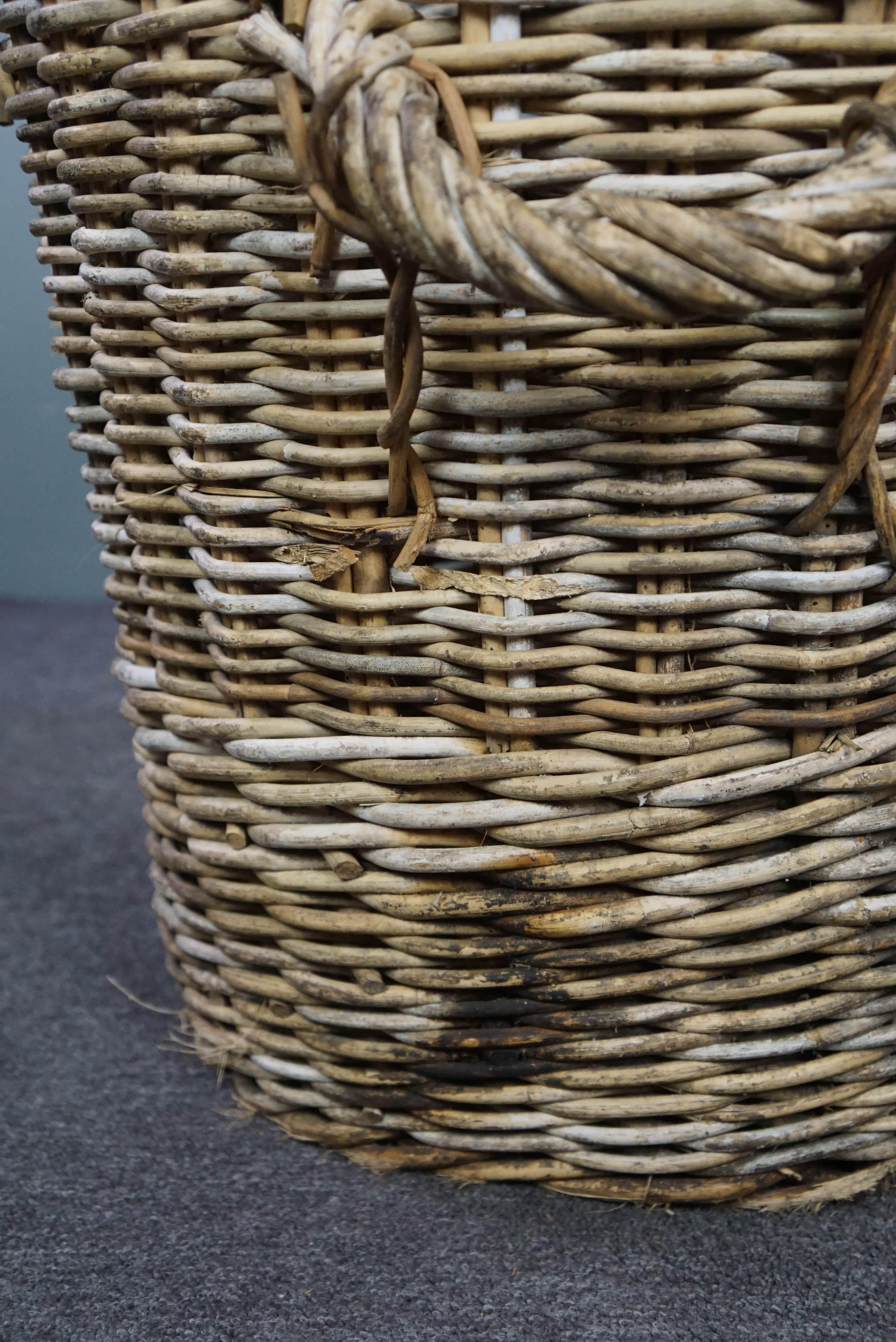 French round hand woven fireplace basket For Sale 3