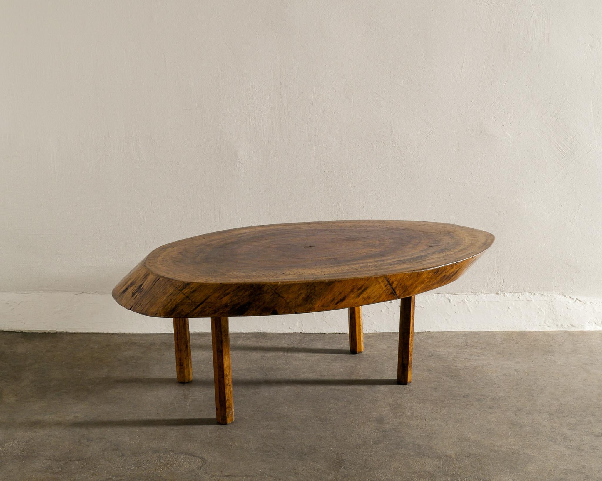 French Round Mid Century Elm Wood Coffee Table Produced in France, 1950s In Good Condition In Stockholm, SE