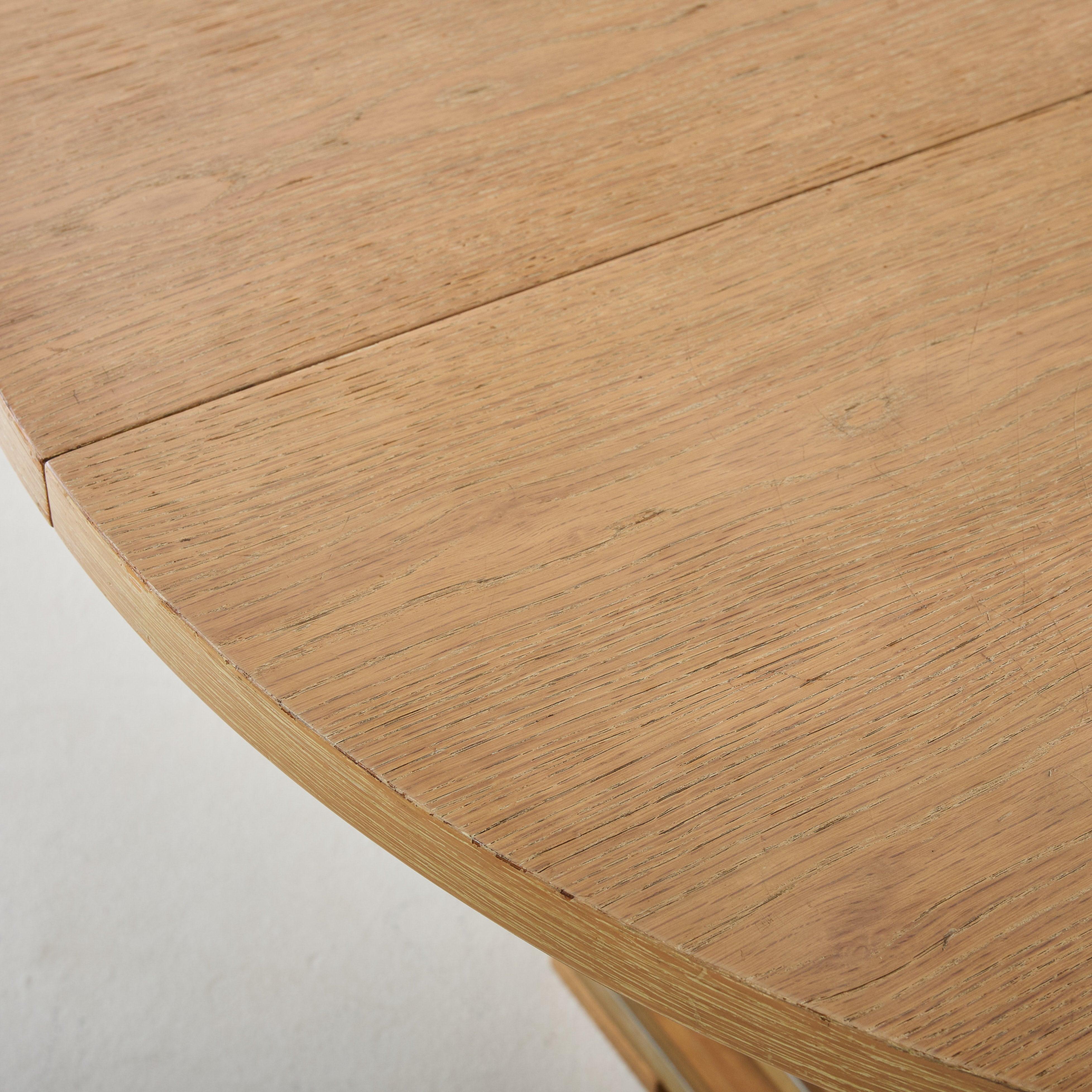 French Round Oak Center Table with Brass Accents, 1940s For Sale 5