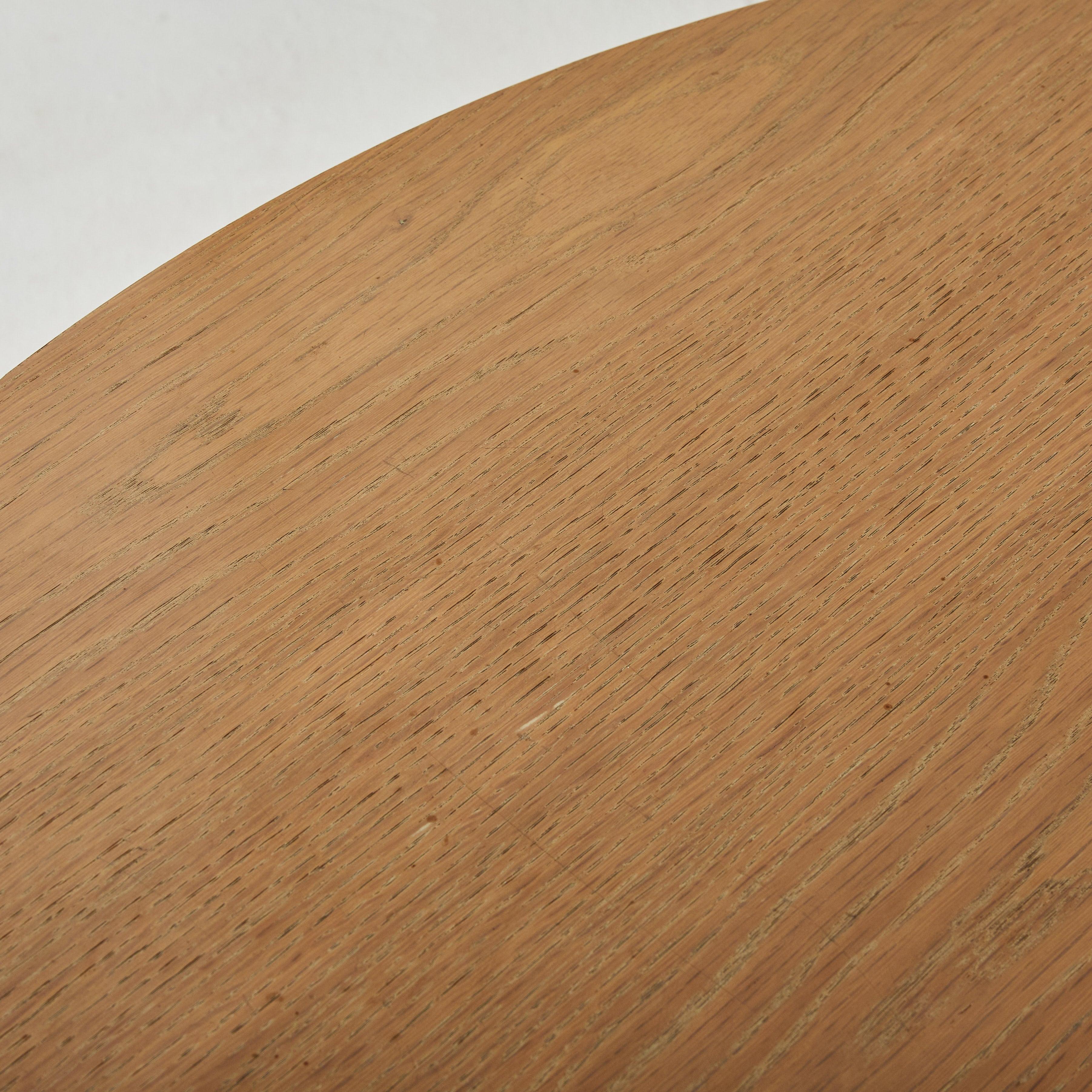 French Round Oak Center Table with Brass Accents, 1940s For Sale 6