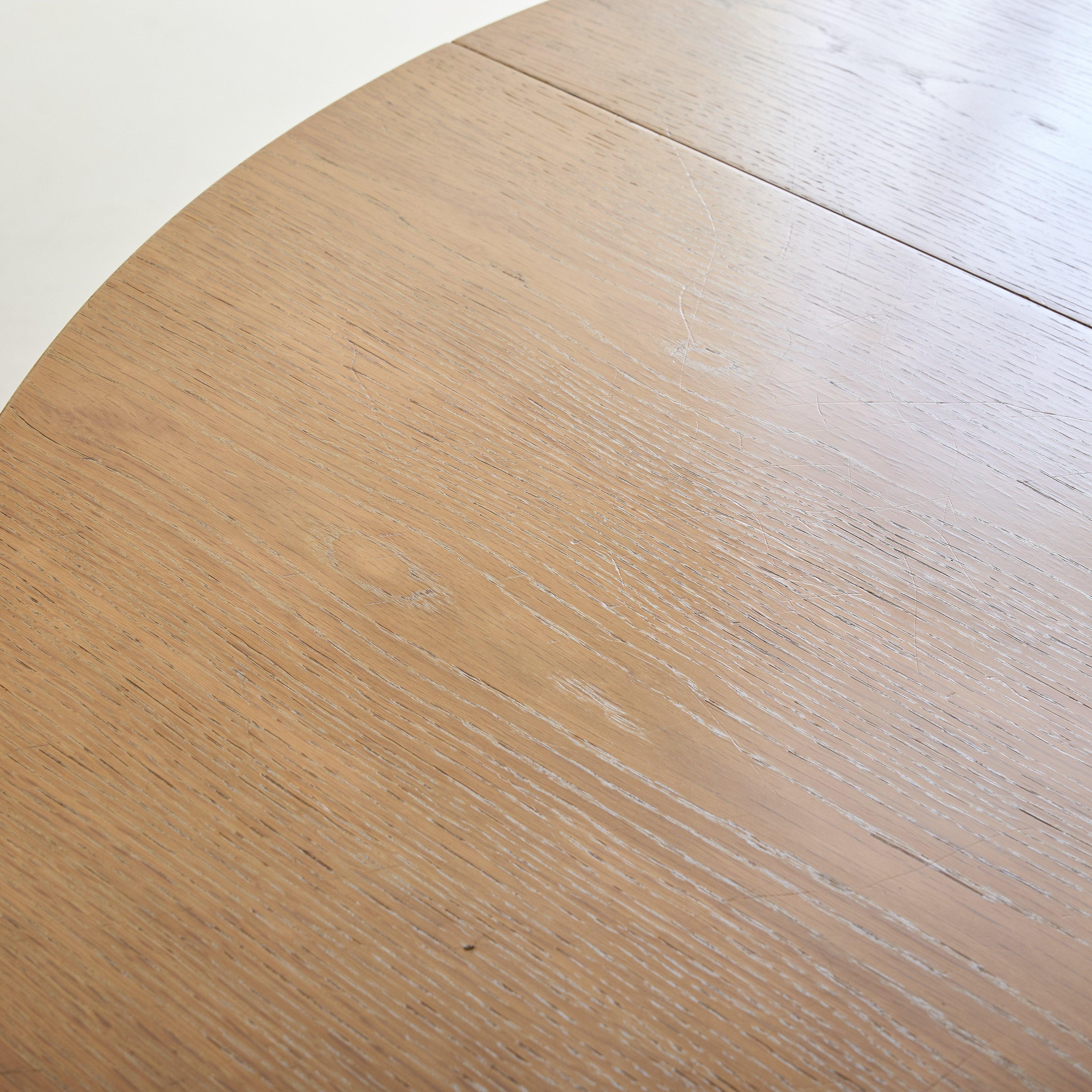 French Round Oak Center Table with Brass Accents, 1940s For Sale 3