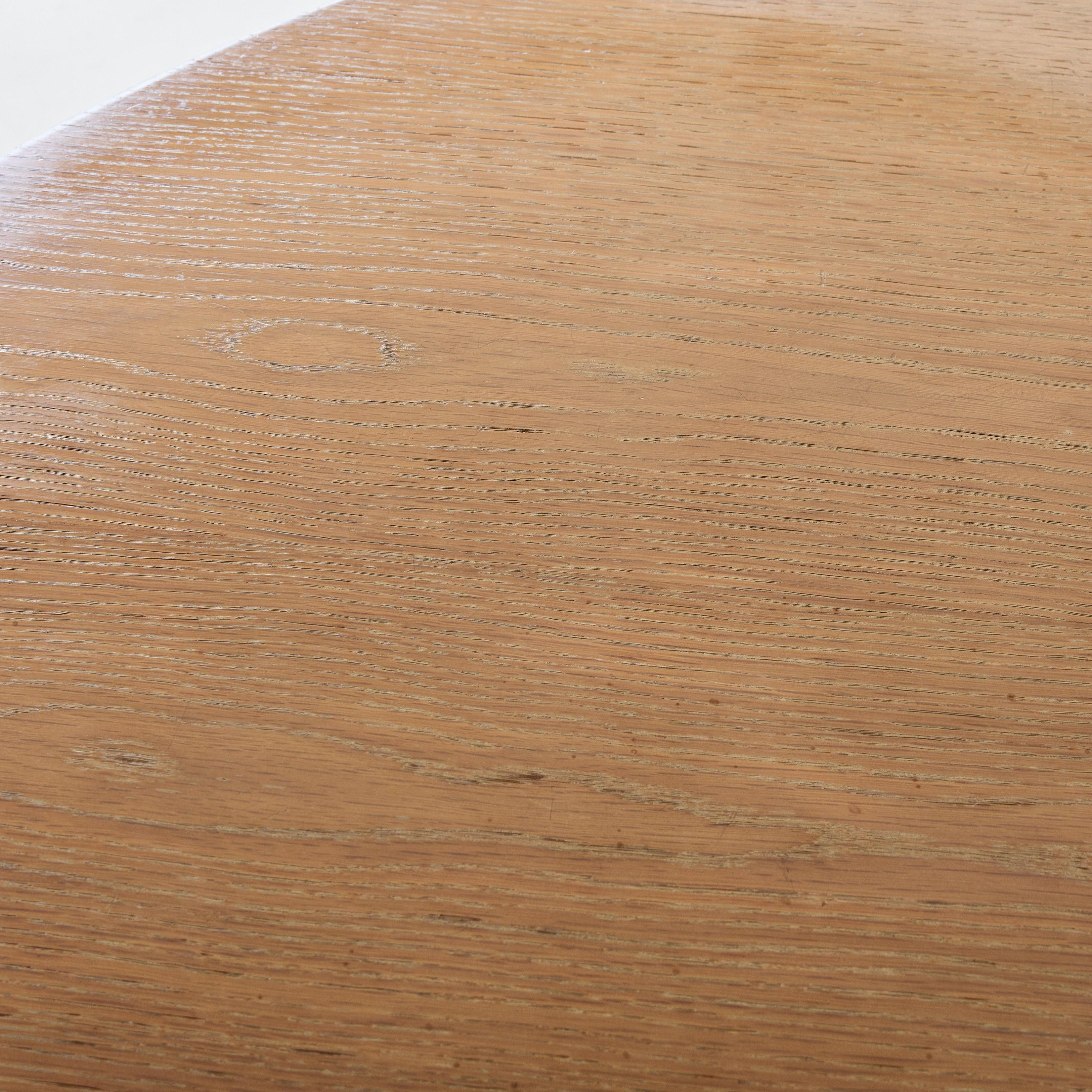 French Round Oak Center Table with Brass Accents, 1940s For Sale 4