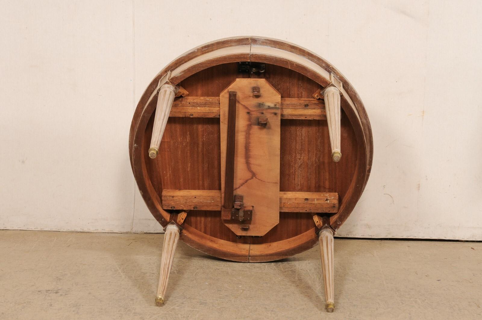 Runder französischer Tisch aus lackiertem Holz mit geflochtenen Beinen und Messingfüßen, 3,5 Fuß Durchmesser im Angebot 5