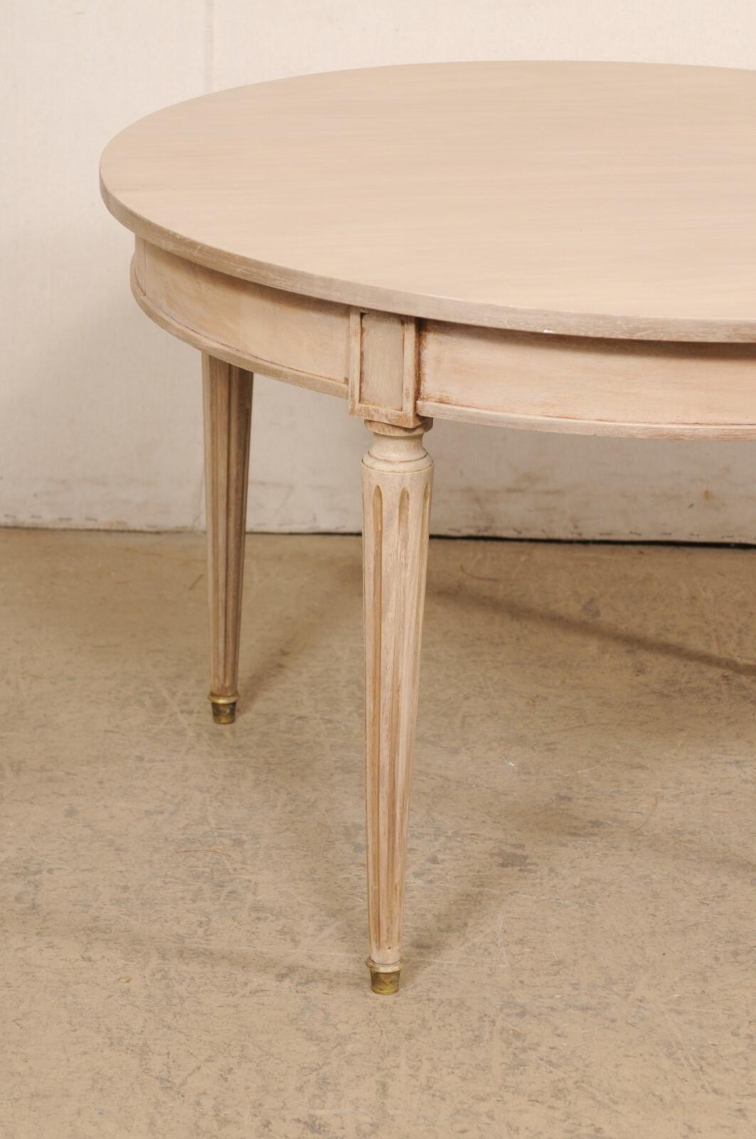 Francese Tavolo francese rotondo in legno dipinto con gambe scanalate e piedi in ottone, diametro 3,5 piedi in vendita