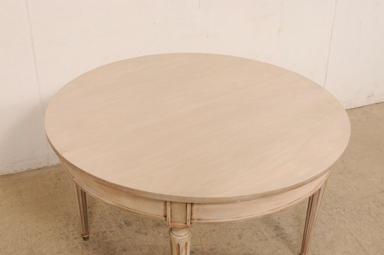 Runder französischer Tisch aus lackiertem Holz mit geflochtenen Beinen und Messingfüßen, 3,5 Fuß Durchmesser im Zustand „Gut“ im Angebot in Atlanta, GA