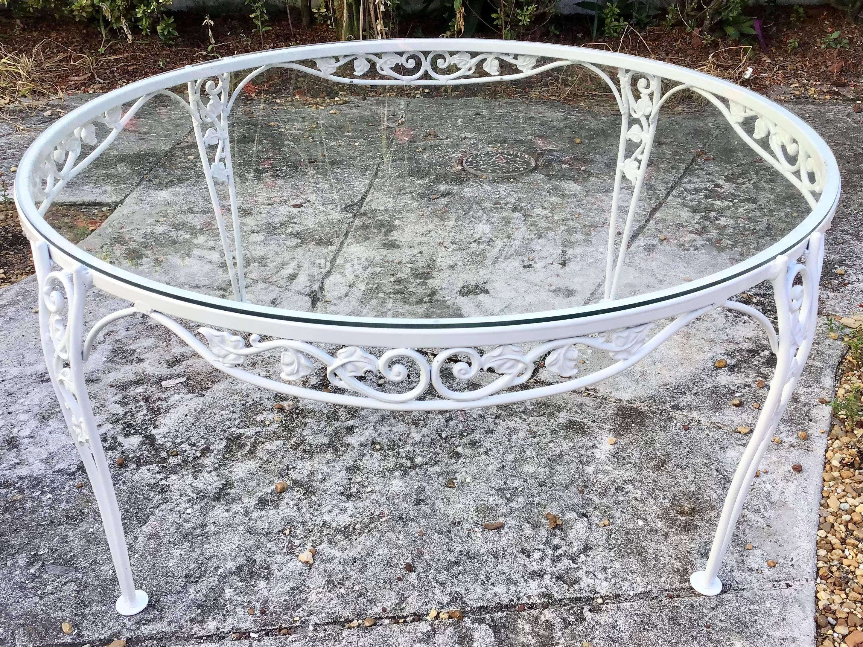 French Round Patio Coffee Table in New White Lacquer In Good Condition In Los Angeles, CA