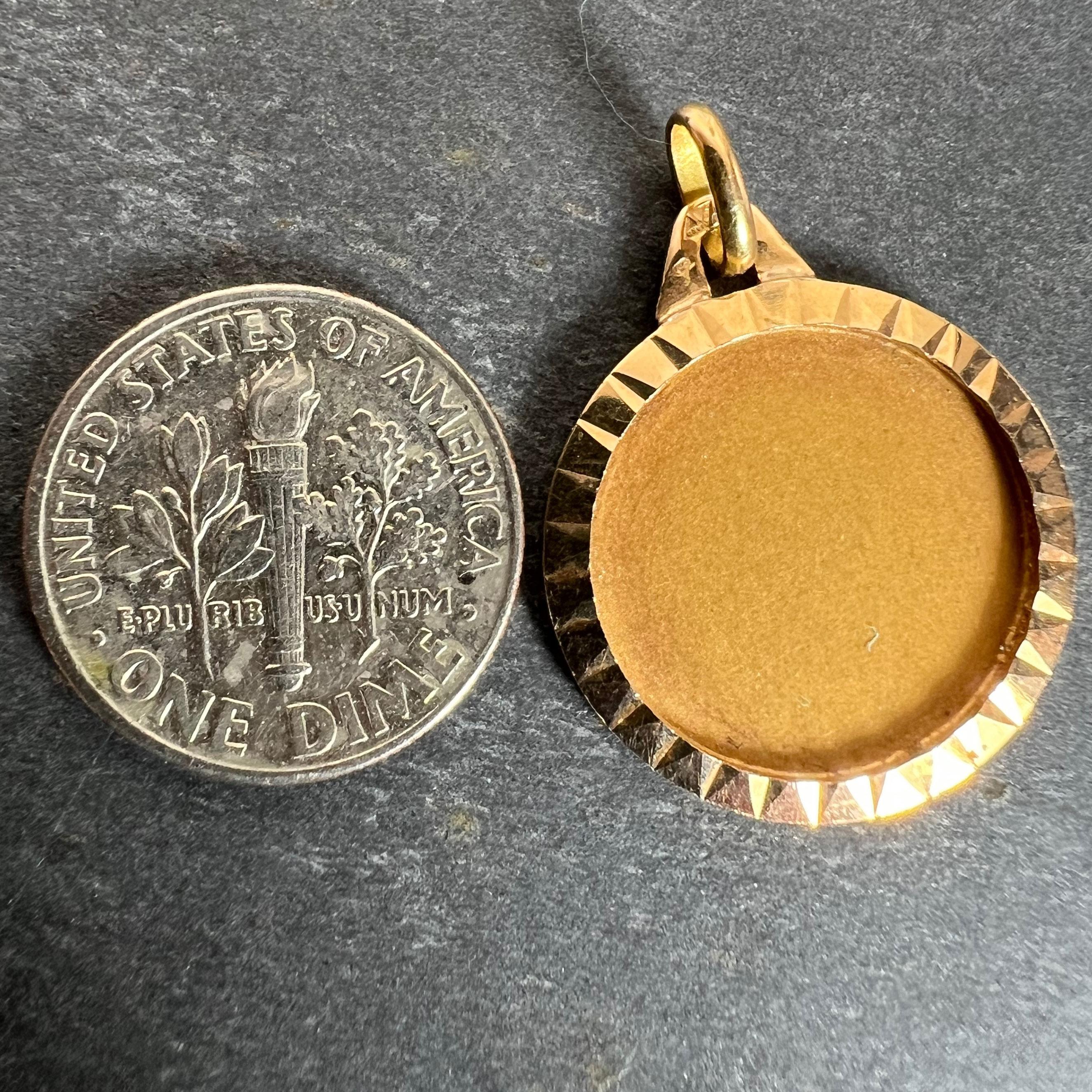 Pendentif médaille en or jaune 18 carats avec cadre arrondi mat en vente 6
