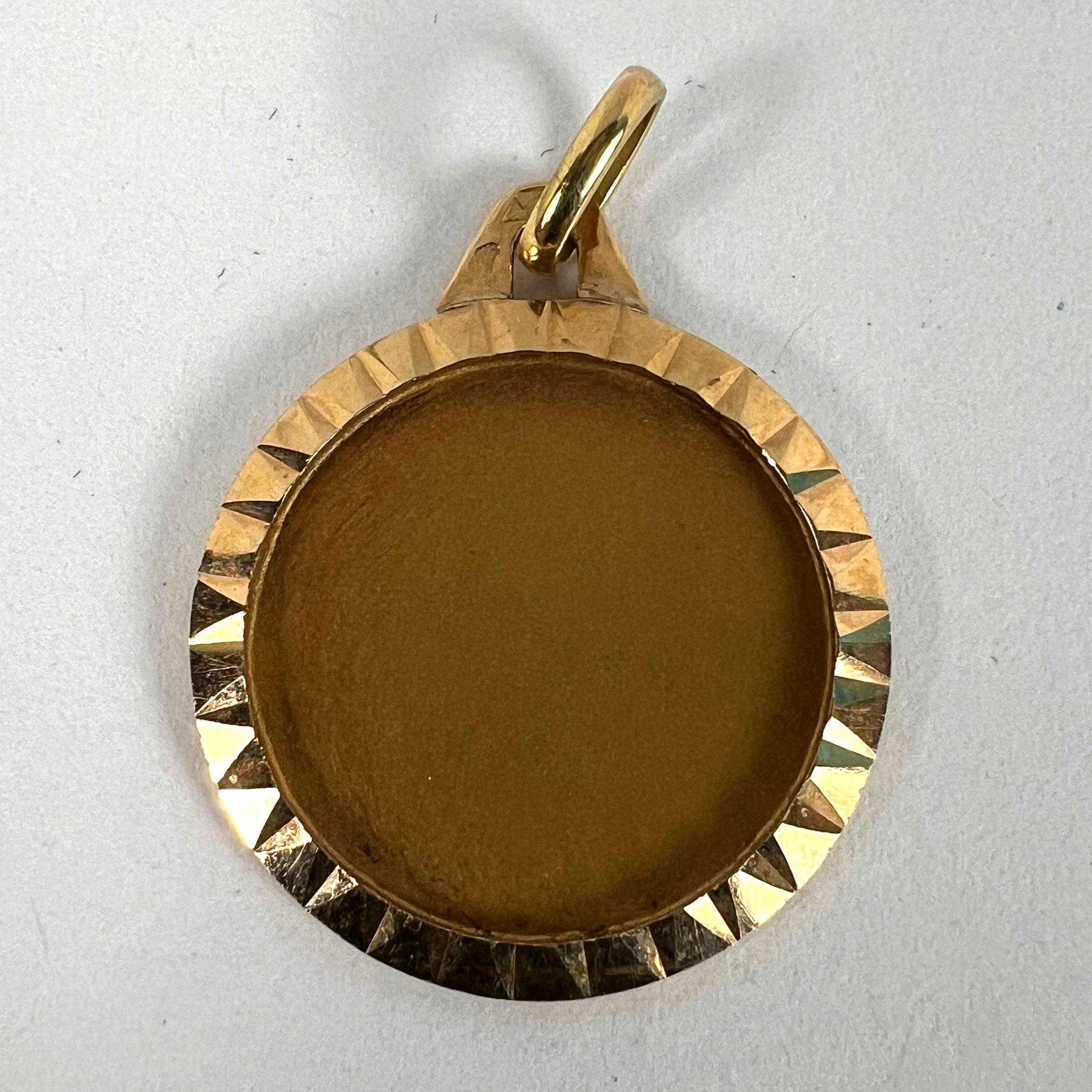 Pendentif médaille en or jaune 18 carats avec cadre arrondi mat en vente 7