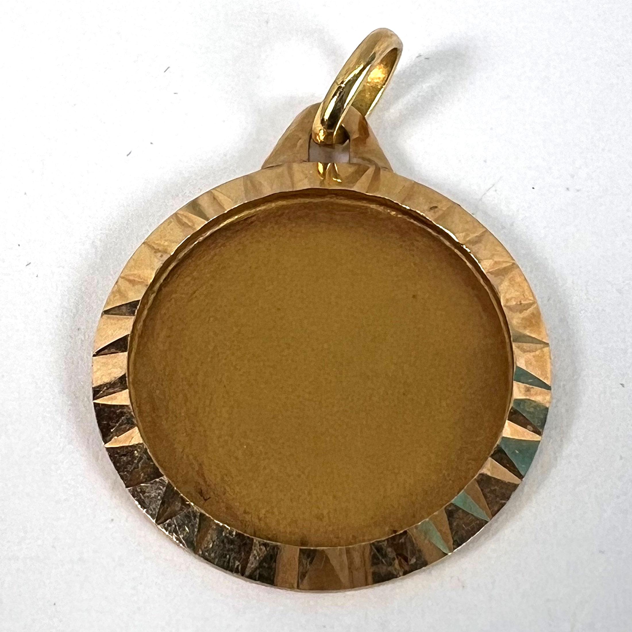 Pendentif médaille en or jaune 18 carats avec cadre arrondi mat en vente 8