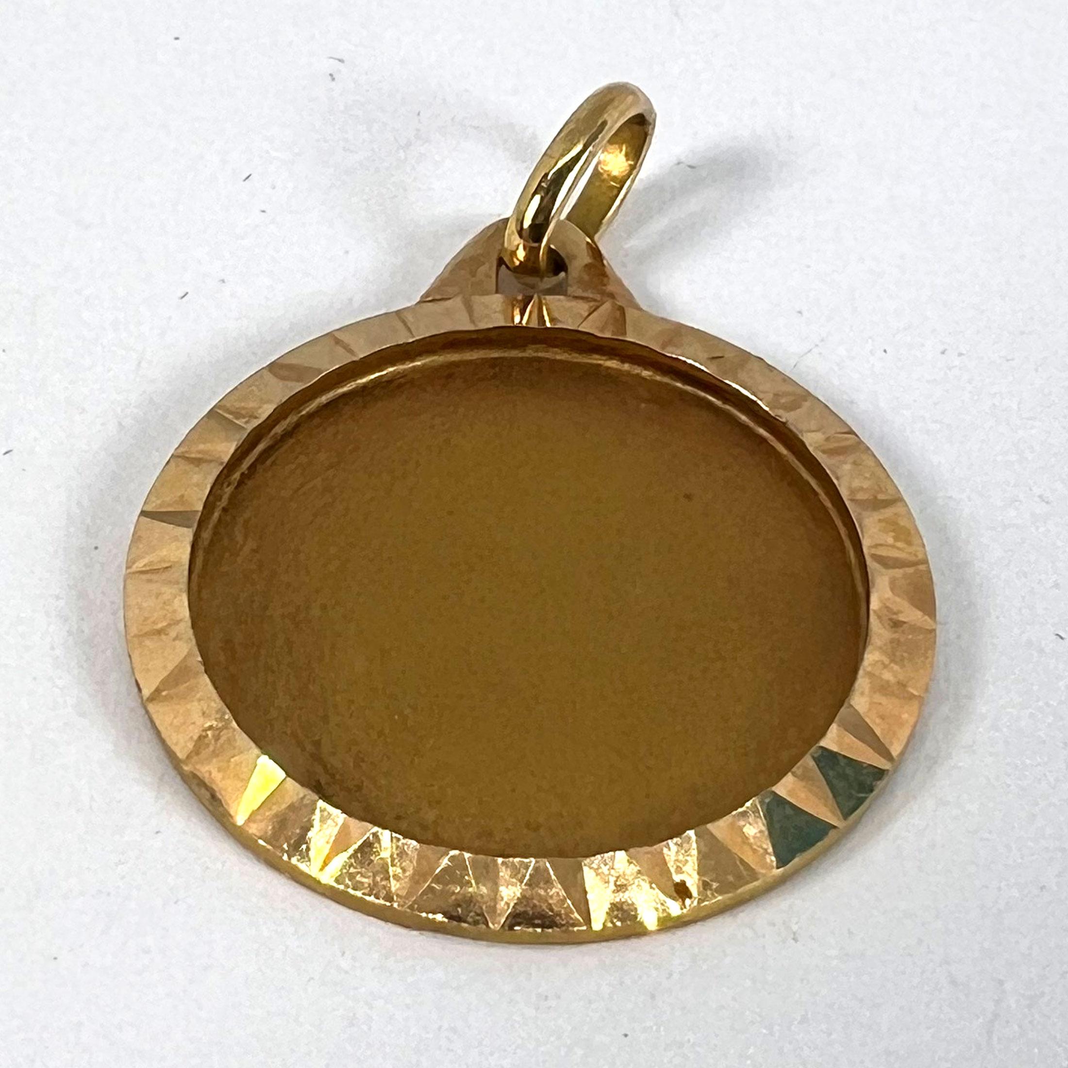 Pendentif médaille en or jaune 18 carats avec cadre arrondi mat en vente 9