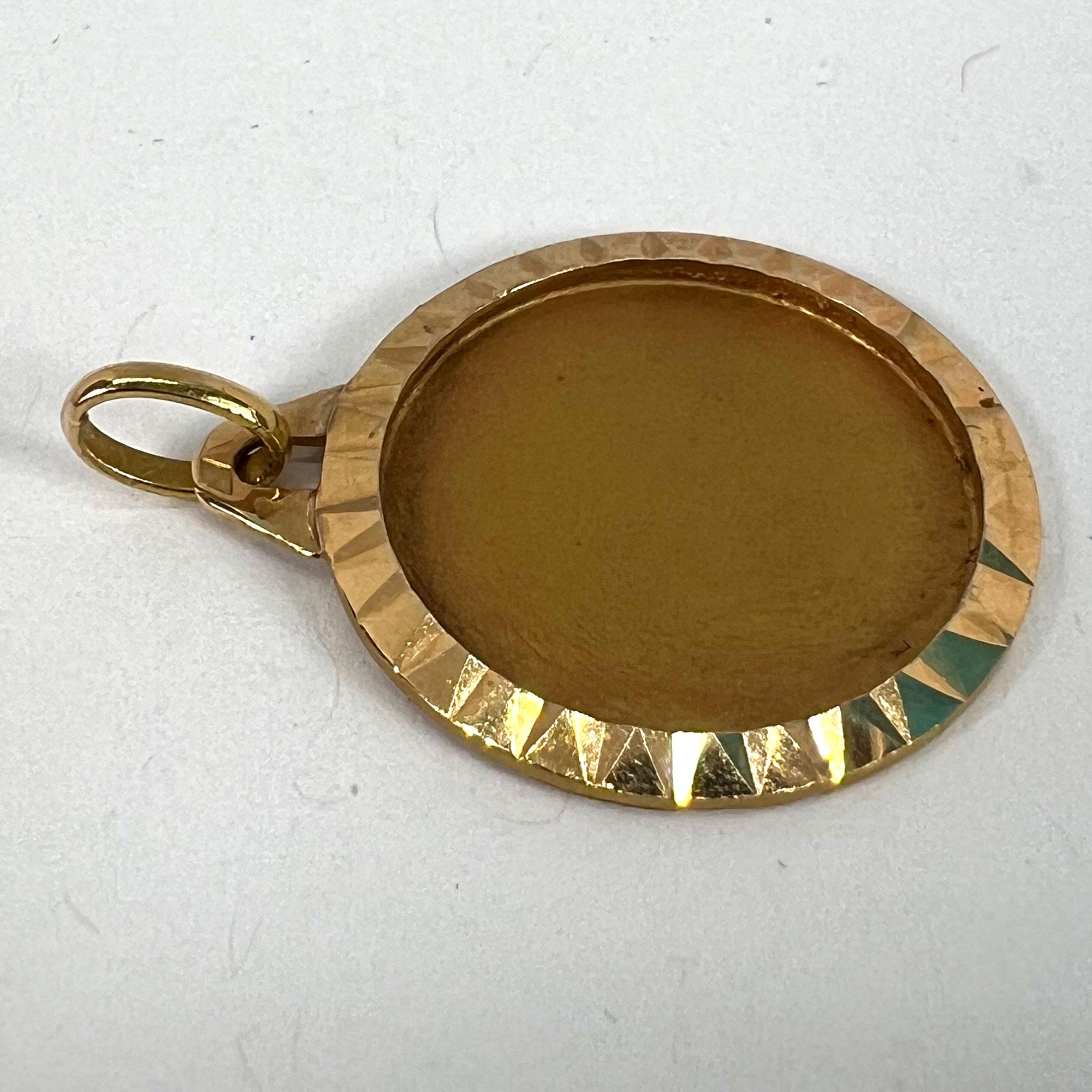 Pendentif médaille en or jaune 18 carats avec cadre arrondi mat en vente 10