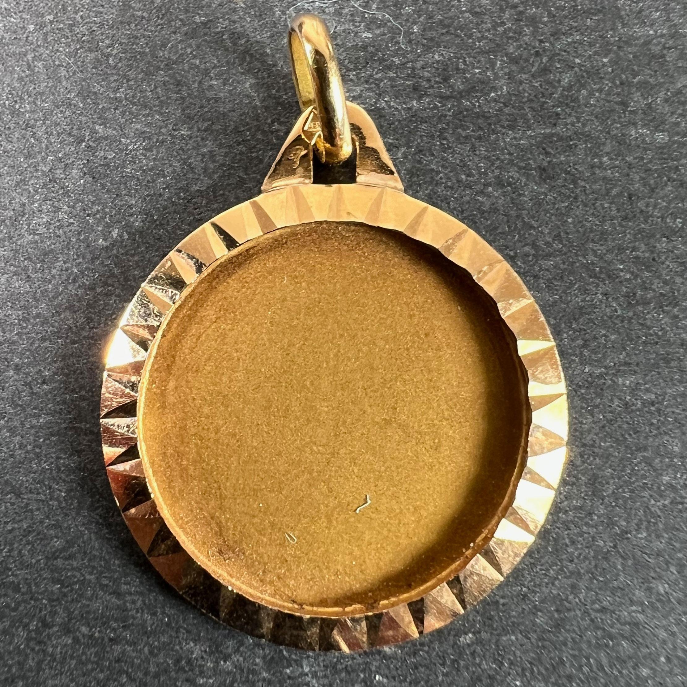 Pendentif à breloques en or jaune 18 carats (18K) conçu comme une médaille ronde avec un cadre strié entourant une section centrale vierge avec une finition mate. Estampillé de la tête d'aigle pour la fabrication française et de l'or 18 carats et