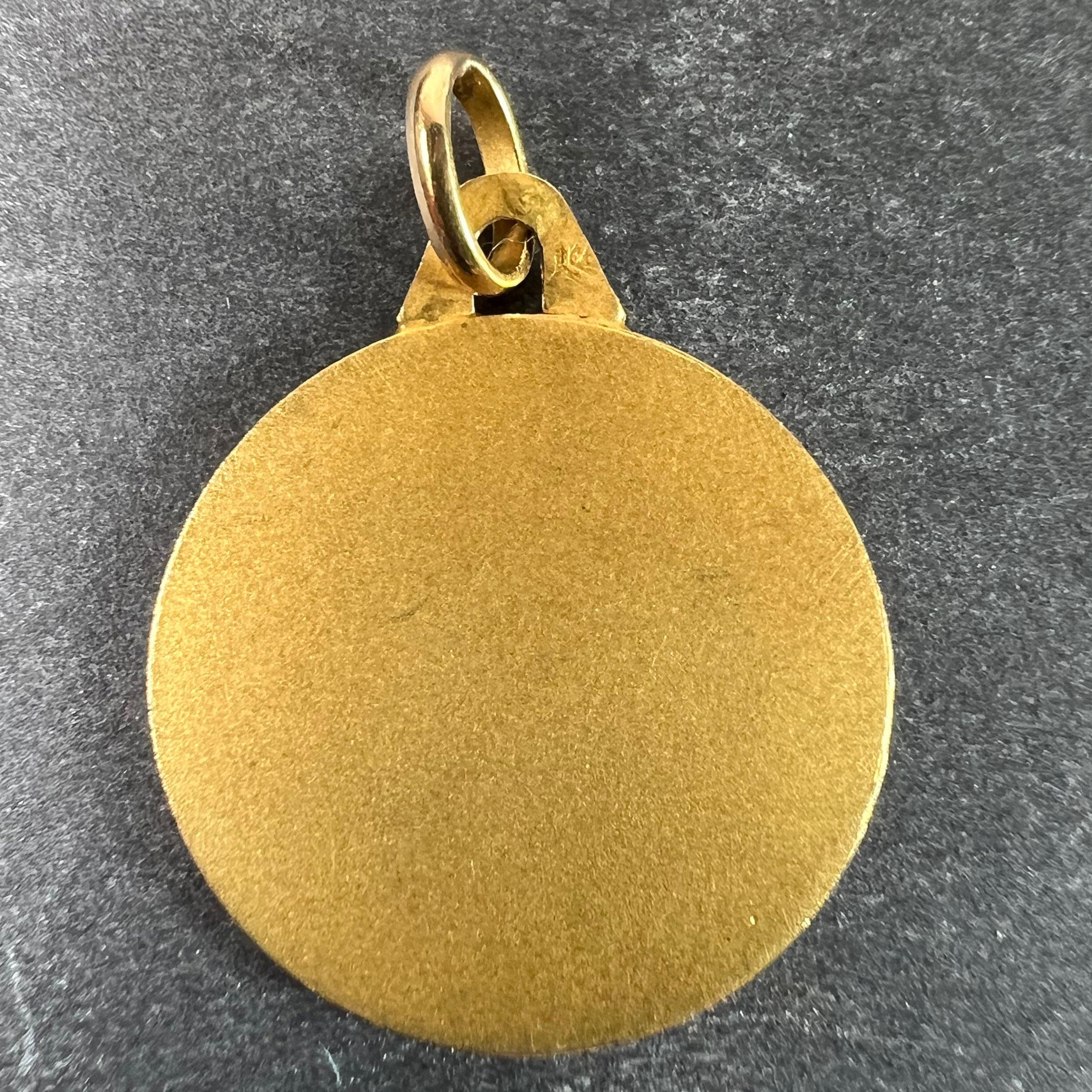 Pendentif médaille en or jaune 18 carats avec cadre arrondi mat Bon état - En vente à London, GB