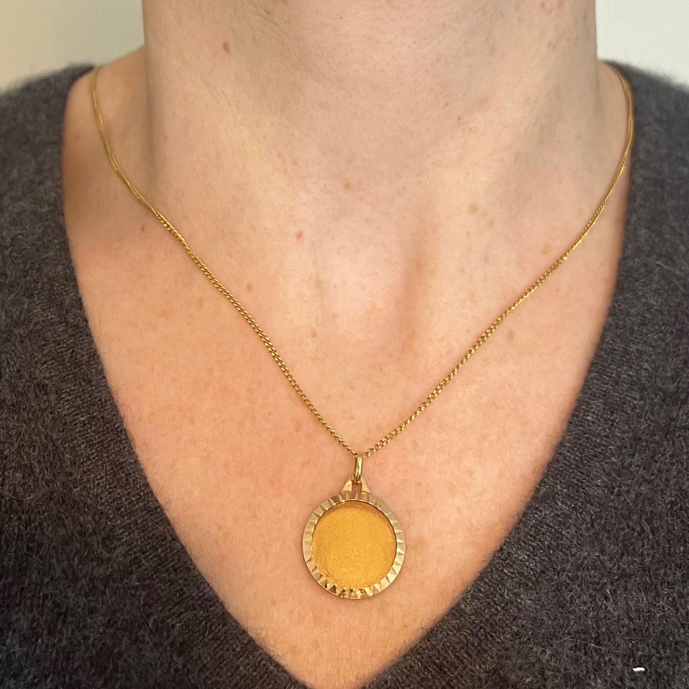 Pendentif médaille en or jaune 18 carats avec cadre arrondi mat Unisexe en vente