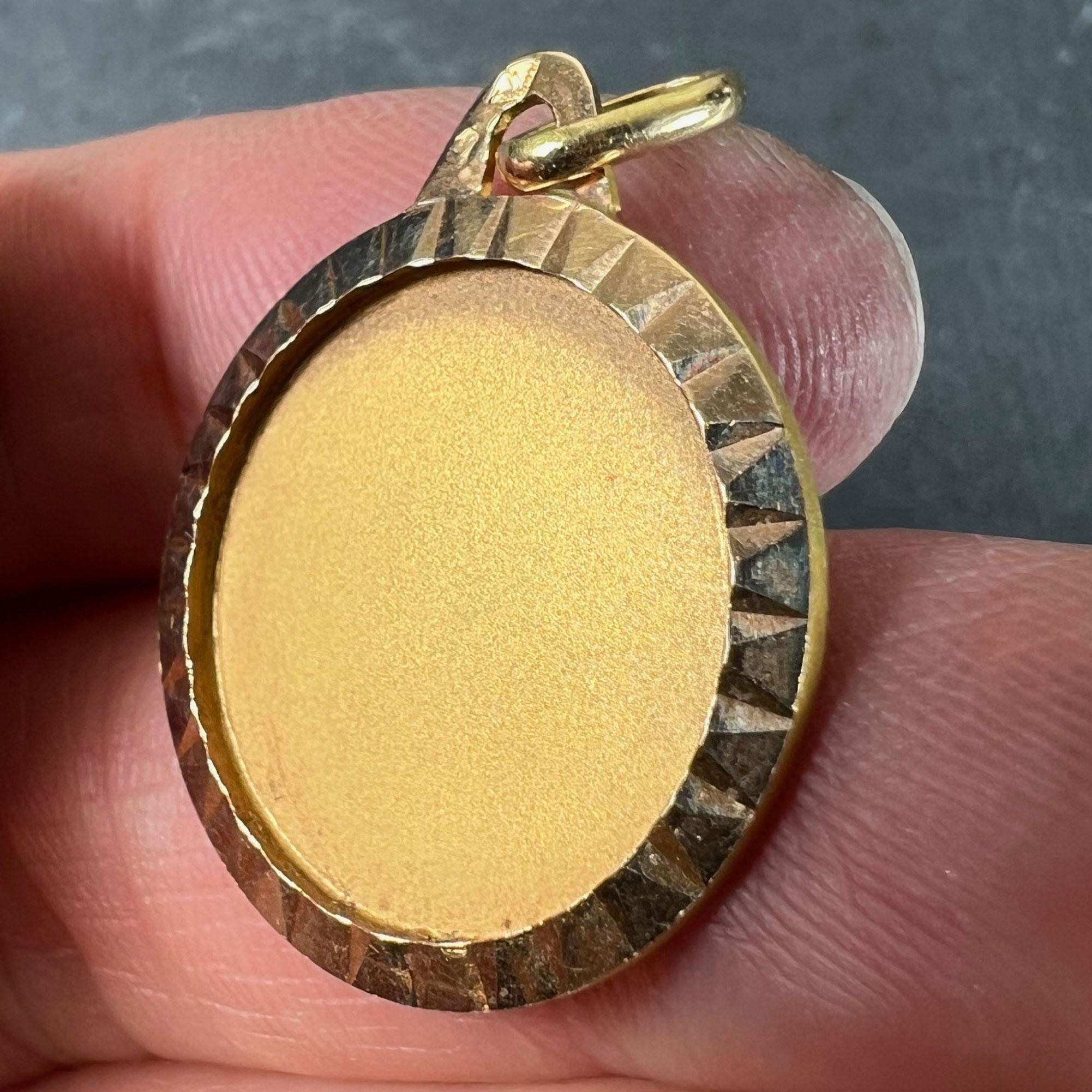 Pendentif médaille en or jaune 18 carats avec cadre arrondi mat en vente 2