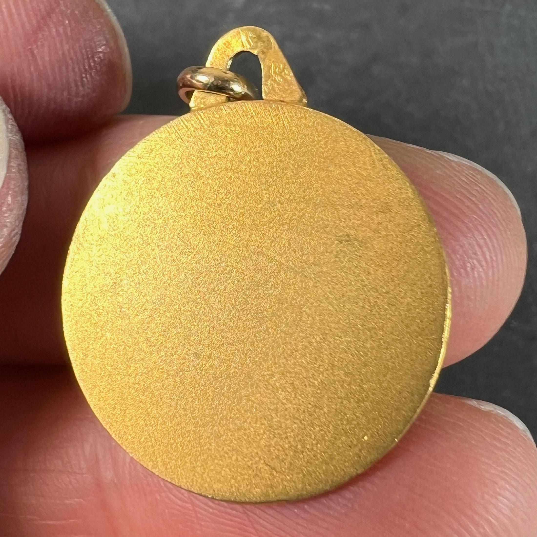 Pendentif médaille en or jaune 18 carats avec cadre arrondi mat en vente 4